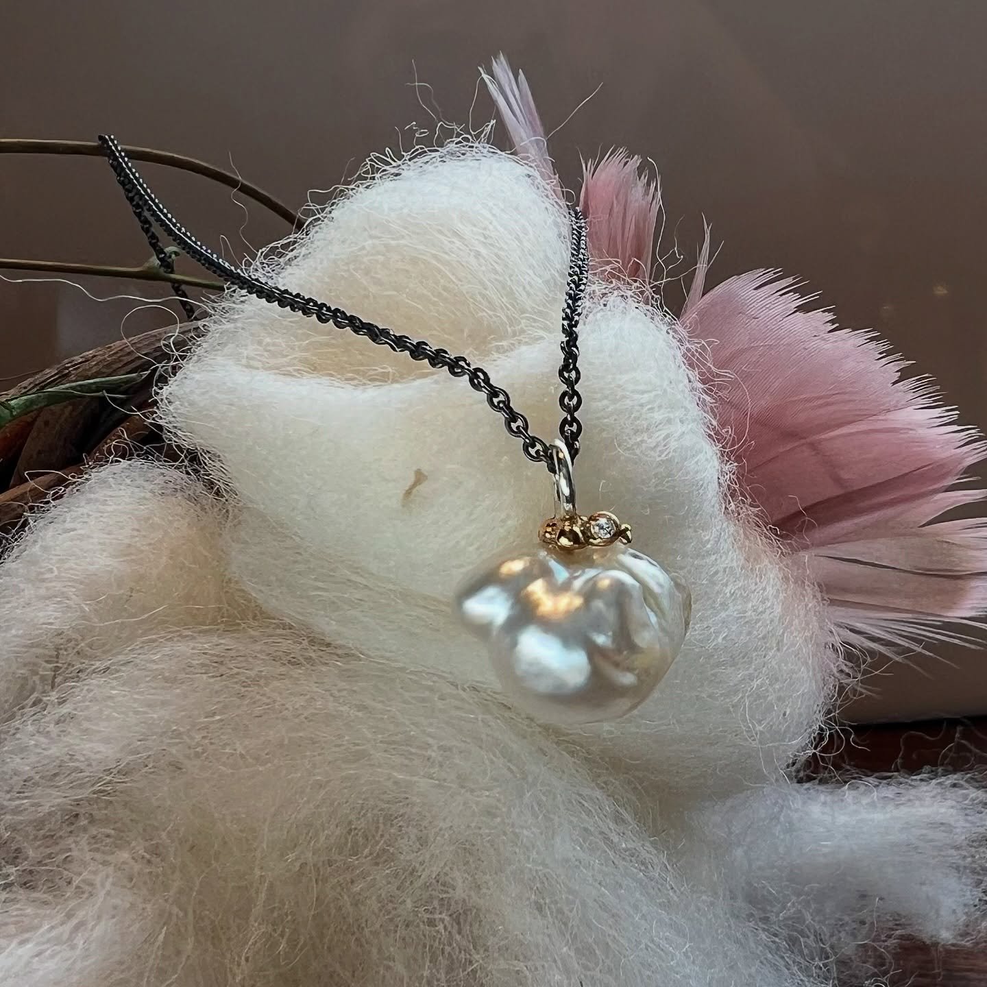 A pendant with a lot of character. 
The irregular pearl almost as a little sculpture has a little gold detail with a diamond. 
Fresh out in the showroom now. 

#guldmakeriet #pendant #southseapearl #finnsibutik #h&auml;nge