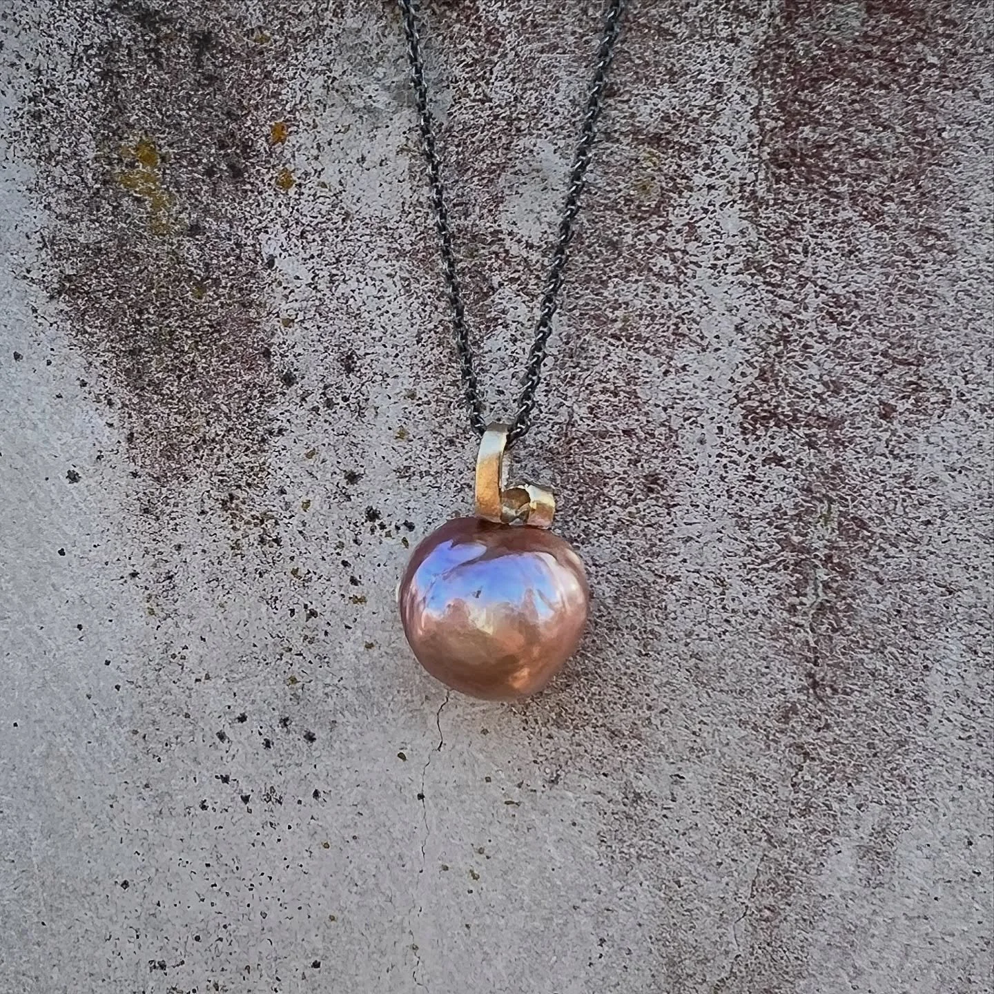 A lovely apricot-pink natural freshwater pearl with a twist is now available in the showroom. 

#guldmakeriet #student #konfirmation #f&ouml;delsedag #finnsibutik