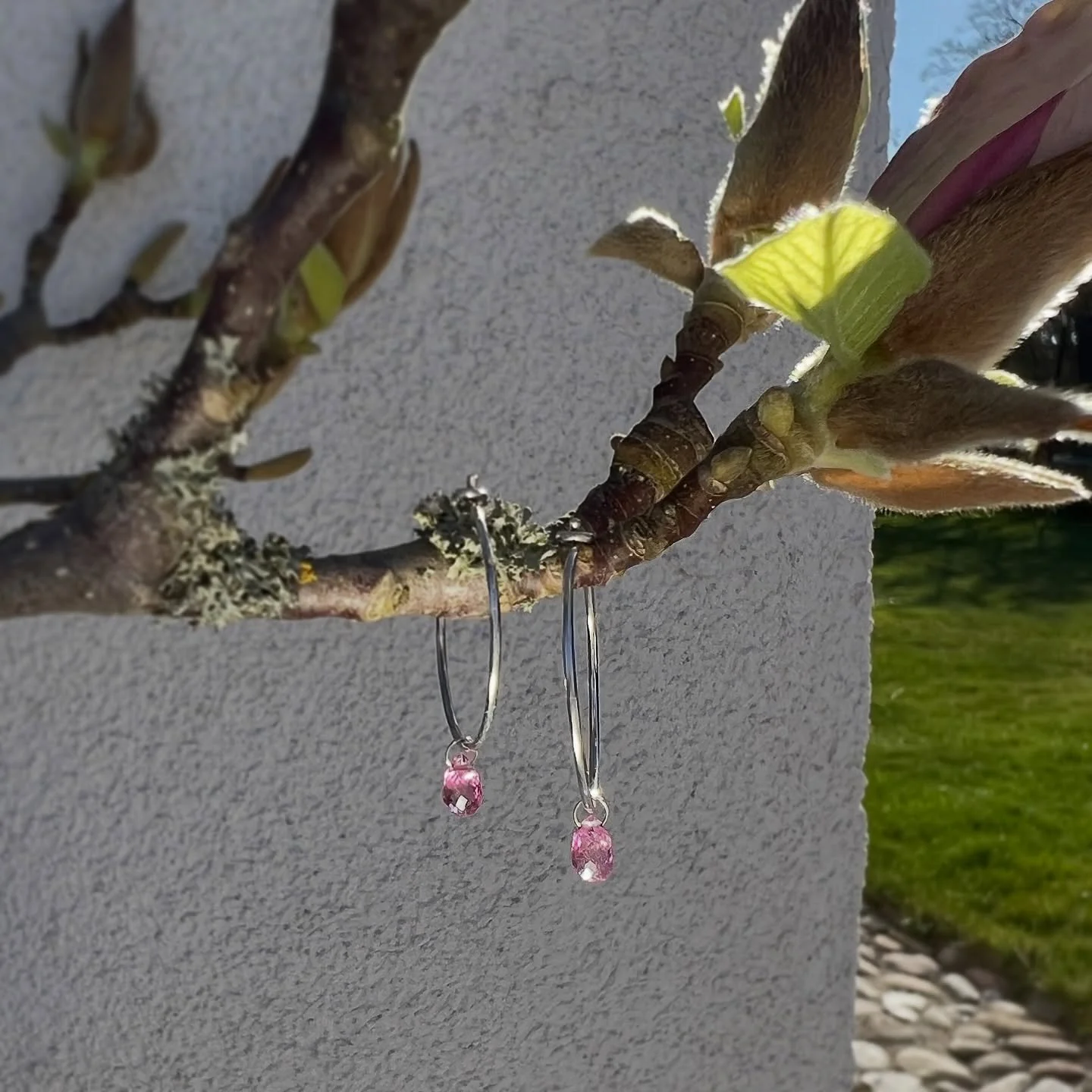 The most beautiful little pink sapphire briolettes have just arrived for the Changes earrings and are now waiting in the showroom.

So for everyone asking for pink stones&hellip; this is your sign to run. 💗

#guldmakeriet #rosasafir #&ouml;rh&auml;n