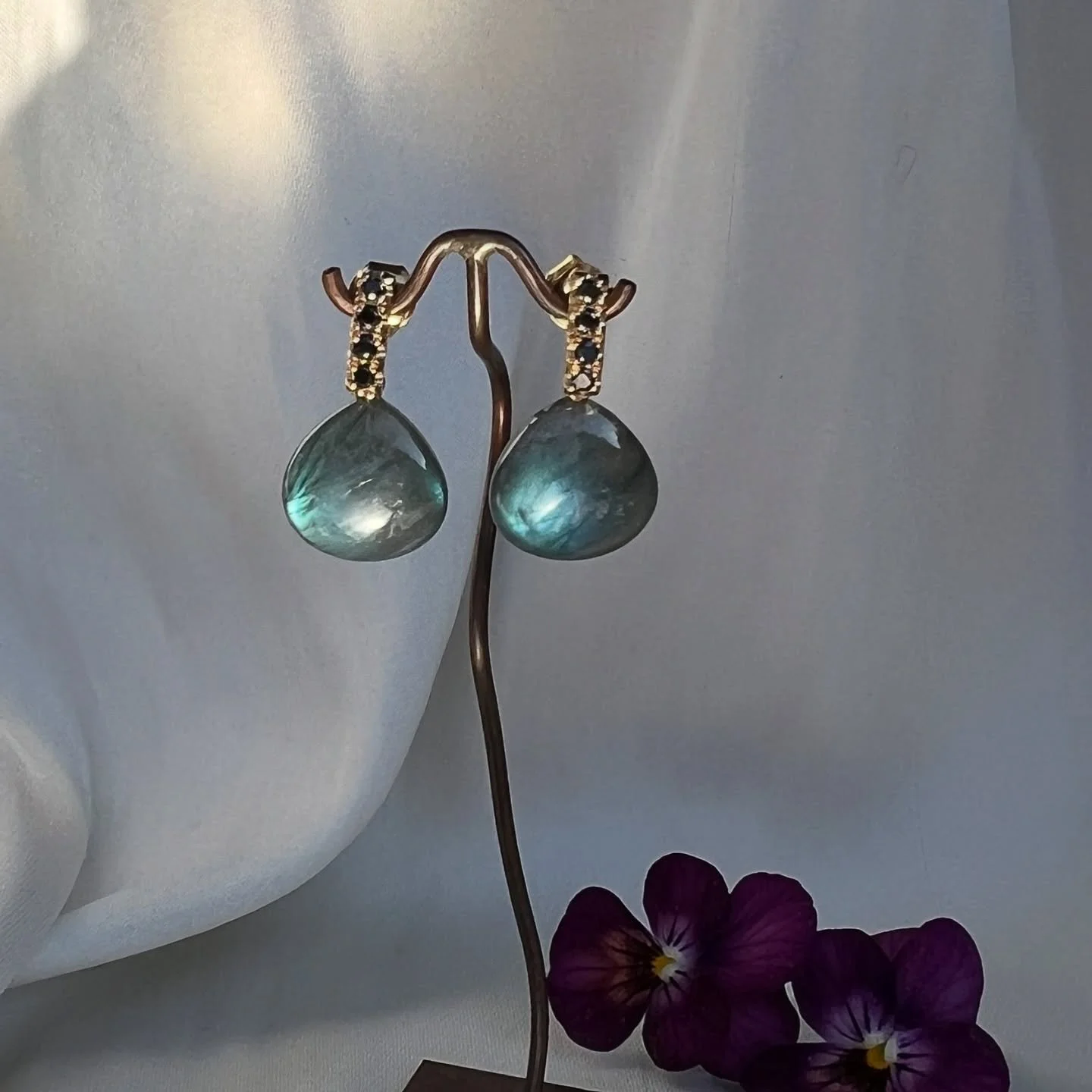 Black diamonds and labradorite earrings.
What better way to start the weekend than with a little shimmer and mystery? ✨

#guldmakeriet #earrings #changes #finnsibutik #labradorite