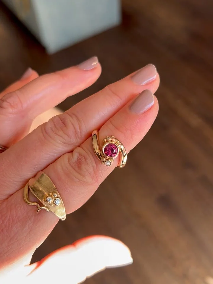 A gorgeous garnet, set in a handmade ring created from her father&rsquo;s old ring. 
Gold once worn, now transformed into something new to carry forward. A piece filled with beauty, memories, and love. 

#guldmakeriet #handmadefinejewelry #granat #be