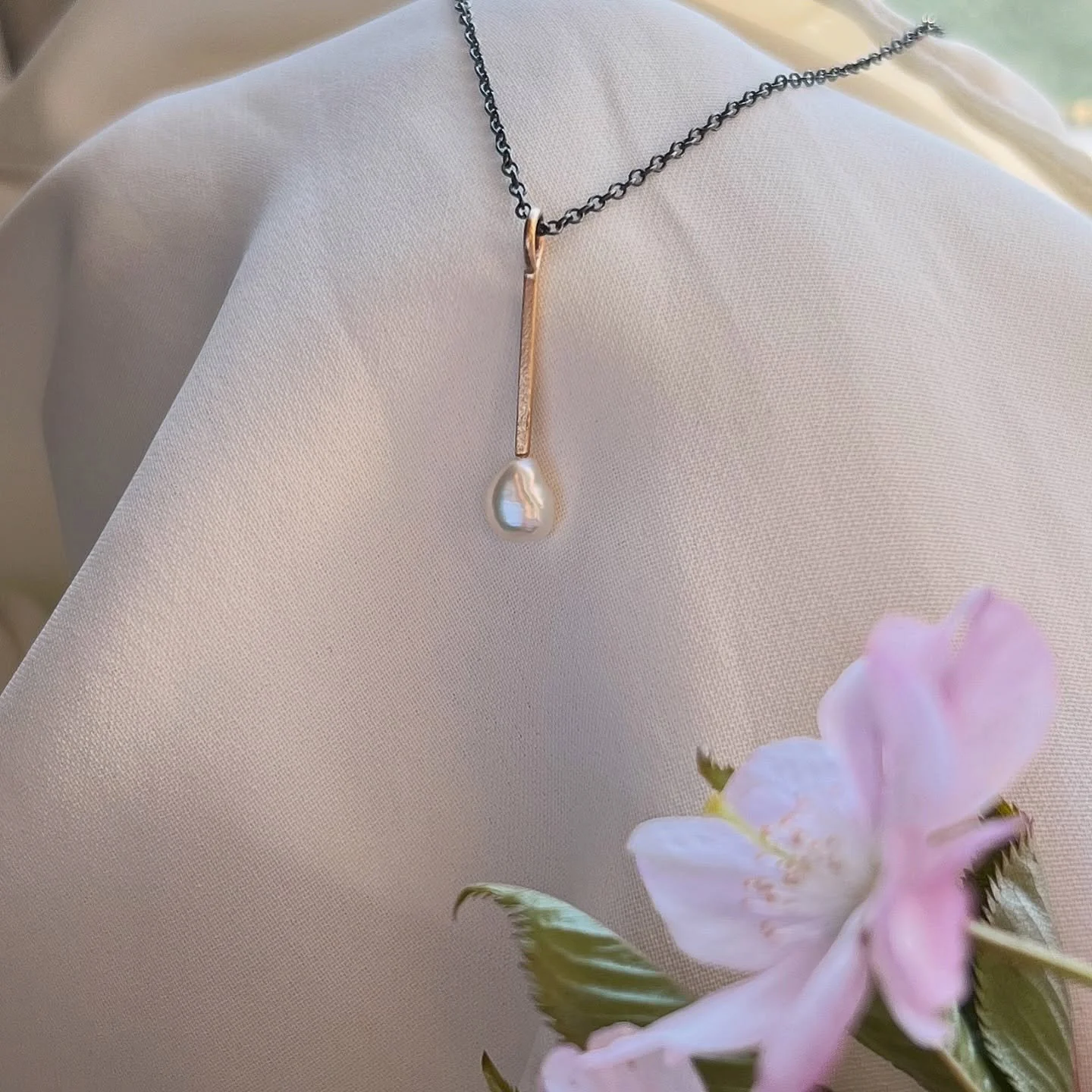 The perfect graduation gift! Gold and pearl pendant in an oxidized silver chain. Available in the showroom, or ready to be sent to those living far from Malm&ouml;.

#guldmakeriet #h&auml;nge #finnsibutik #student #konfirmation