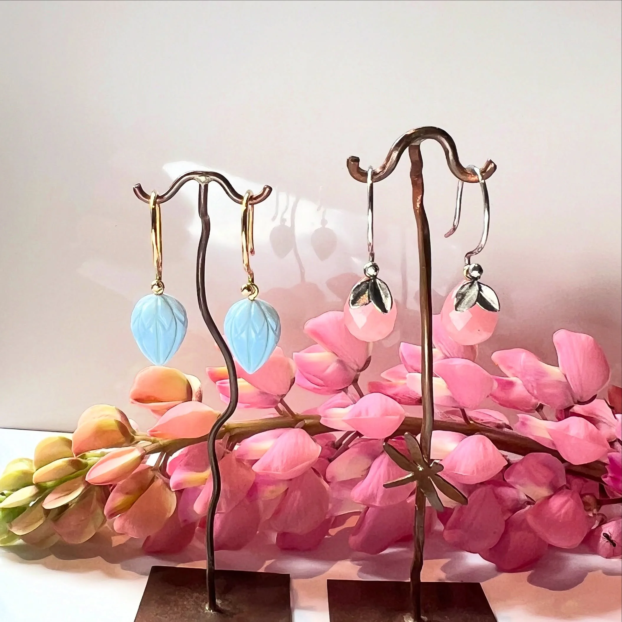 Summer feeling for your ears. 🌺

Comment summer feeling or dm for more information. 

#guldmakeriet #changes #earrings #instore #finnsibutik