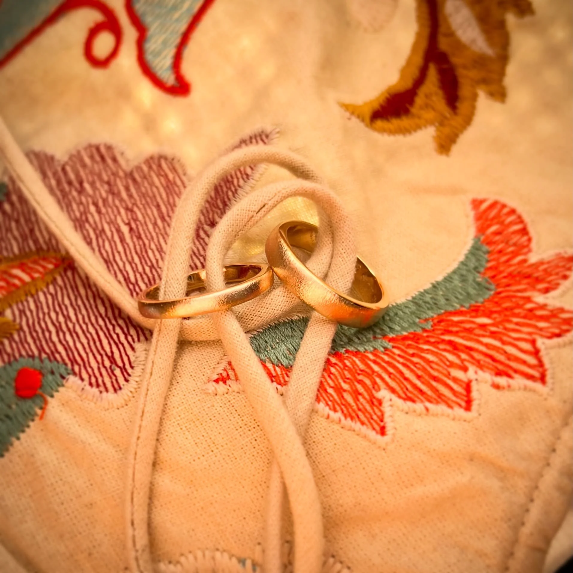 Tying the knot &mdash; in gold, in love, in life.

#guldmakeriet #wedding #love #ido #tothemoonsandback