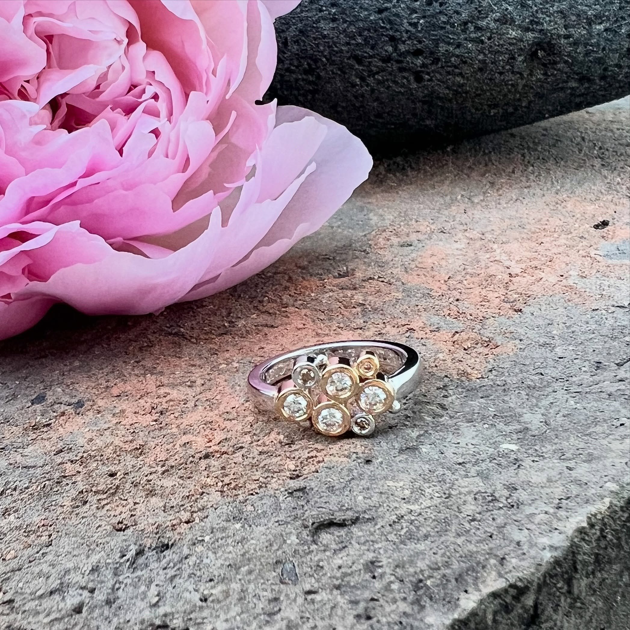 Threads of love, time, and memory woven together.
Once part of a shared journey, now reimagined for a new chapter, holding precious people close in a different way.

#guldmakeriet #graduation #student #gammaltguldinykostym #handmadefinejewelry