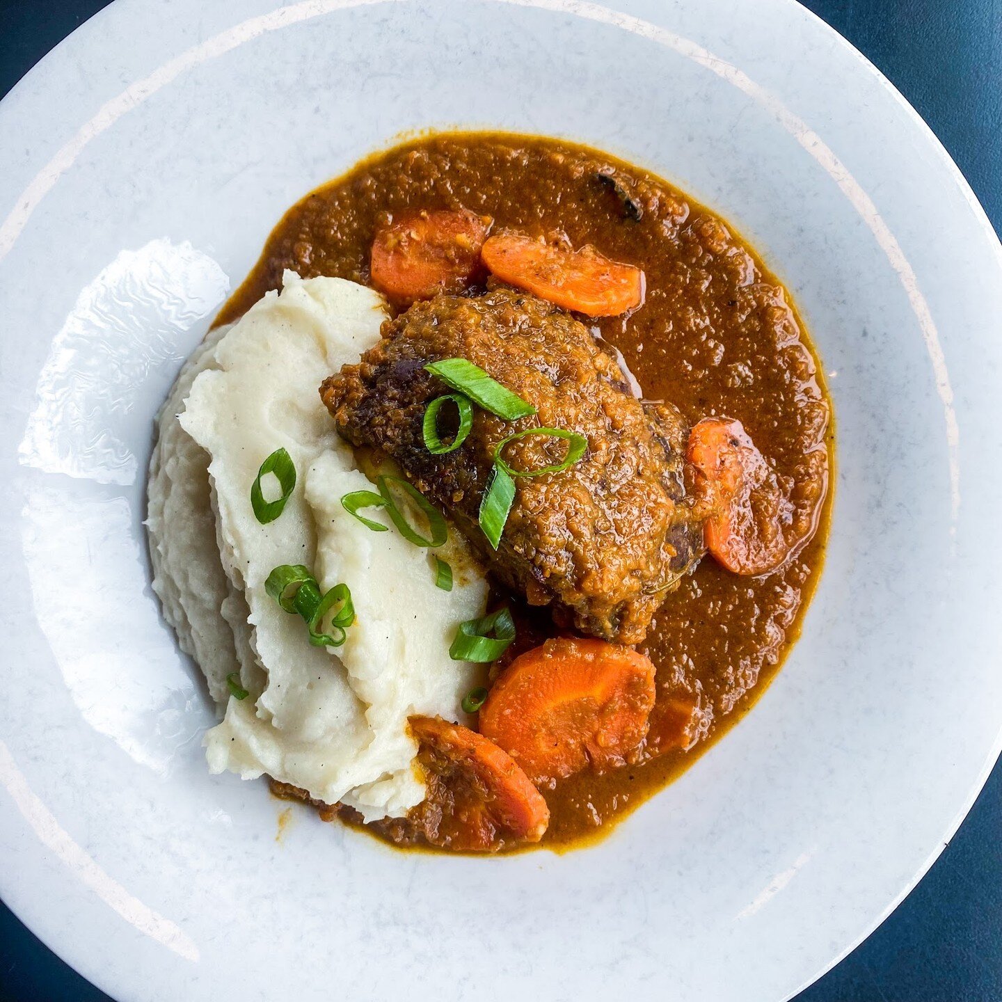 Remember those 𝘉𝘙𝘈𝘕𝘋 𝘕𝘌𝘞 𝑫𝒂𝒊𝒍𝒚 𝑺𝒑𝒆𝒄𝒊𝒂𝒍𝒔 we were talking about?! 😍 Take a closer look at Wednesday's weekly Pot Roast, featuring Braised Chuck Tenderloin, locally sourced from @rangercattle, and Whipped Mashed Potatoes &mdash; th