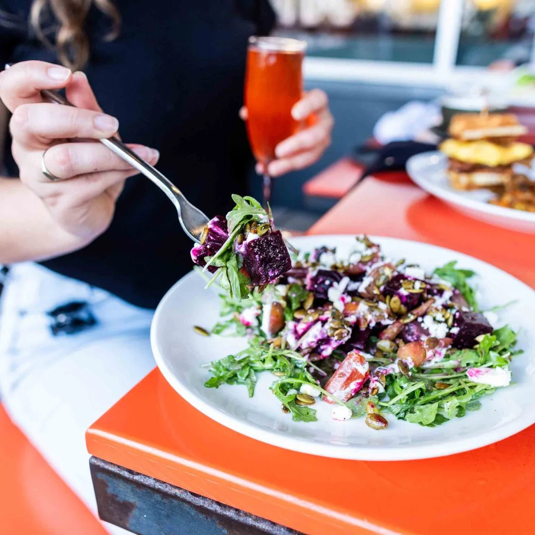 Yes, we do vegetables. Sometimes.

ʀᴏᴀꜱᴛᴇᴅ ʙᴇᴇᴛ &amp; ᴄᴀʀʀᴏᴛ ꜱᴀʟᴀᴅ // ᴀʀᴜɢᴜʟᴀ, ʙᴇᴇᴛꜱ, ᴄᴀʀʀᴏᴛꜱ, ᴄʜɪʟɪ ʟɪᴍᴇ ᴘᴇᴘɪᴛᴀꜱ, ᴄʀ&Egrave;ᴍᴇ ꜰʀᴀ&Icirc;ᴄʜᴇ, ꜰᴇᴛᴀ, ʟᴇᴍᴏɴ ᴠɪɴᴀɪɢʀᴇᴛᴛᴇ

#24Diner #ATXFoodie #AustinEats #NewMenuDrop #FreshEatsATX