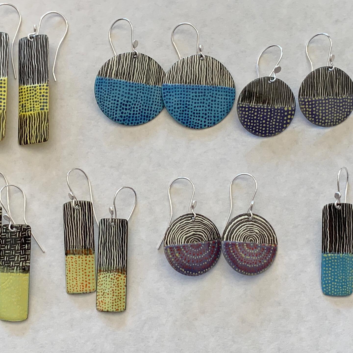 I have been having so much fun after taking Tanya Crane&rsquo;s Zoom workshop on liquid enamels. Love playing with color and pattern!

#enamels 
#enamelearrings 
#wearableart
#artisanjewelry 
#accorintidesigns