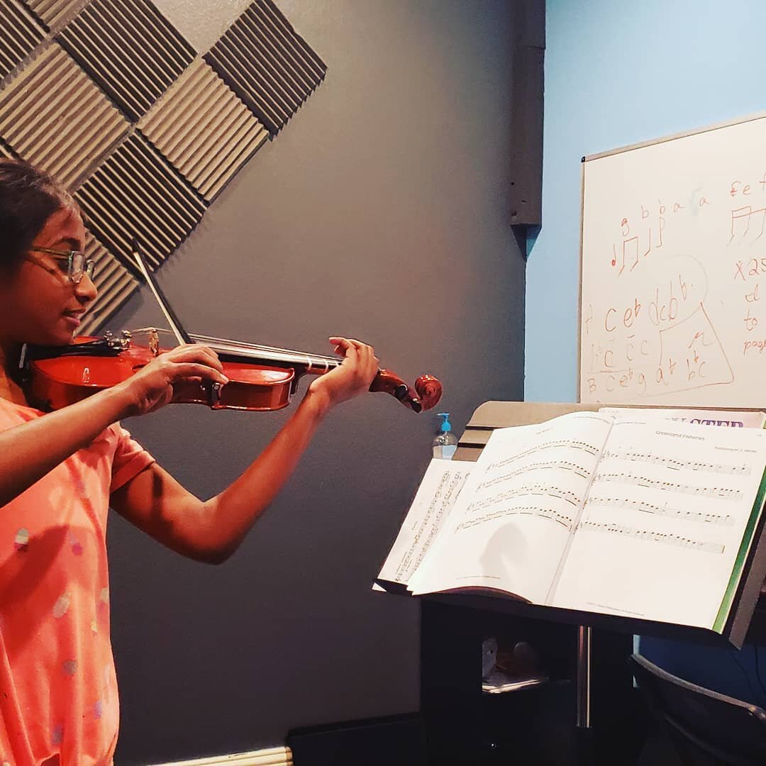 Swetha always has a smile on her face, happy violinist! Great job! 🎻💕 #violinlessonsmckinney @www.gracenotemusictx.com