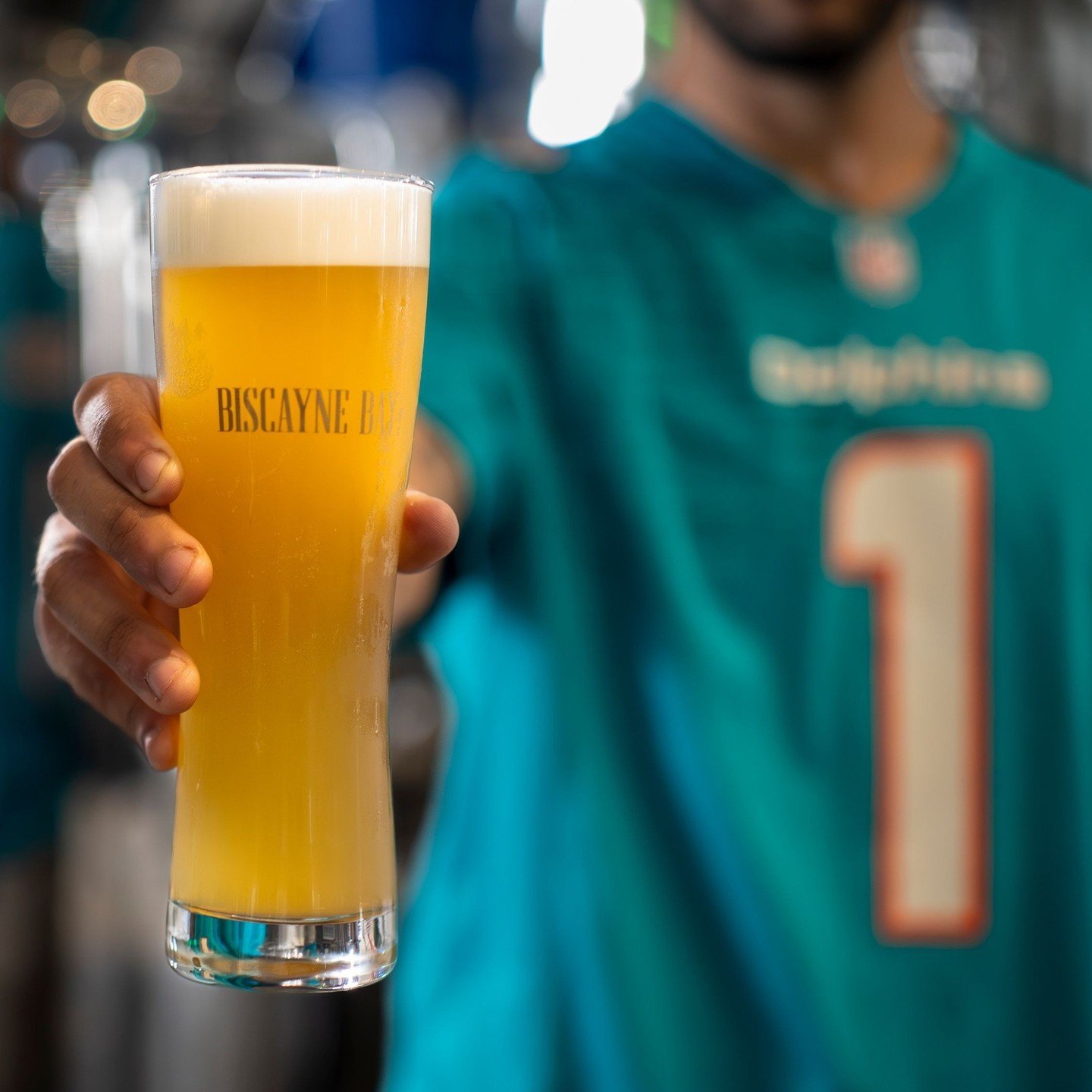 FINS UP It's game time! 🏈 $3 game day beers and $5 shots ALL DAY + HH hour specials from 12-6 PM 🍻⁠ ⁠
⁠
#thingstodoindowntownmiami #thingstodoinbrickell #brickellliving #happyhourmiami #cocktail #mixology #dolphins #NFLseason #football⁠