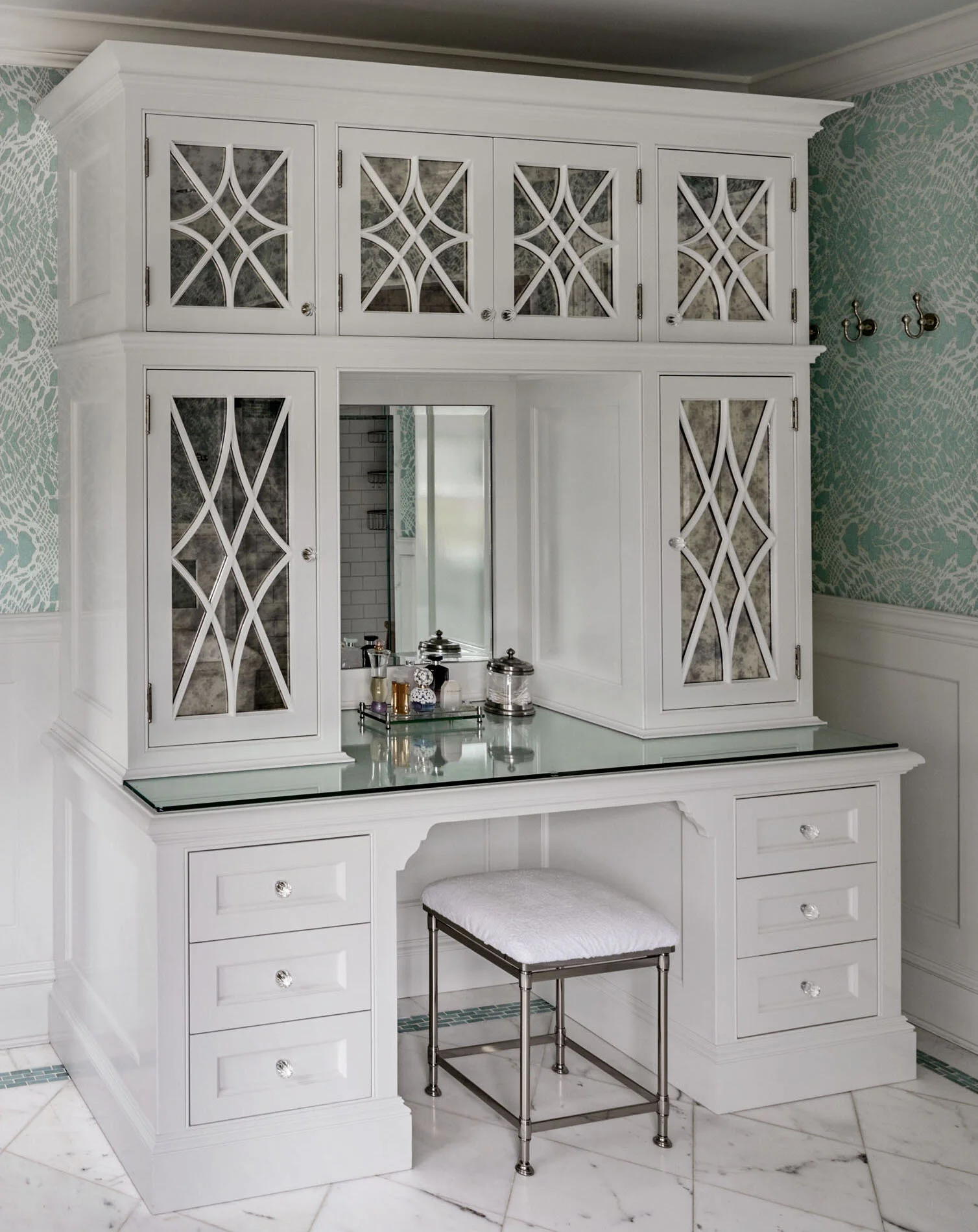 Georgian home in Greenwich CT, decorative cornice millwork