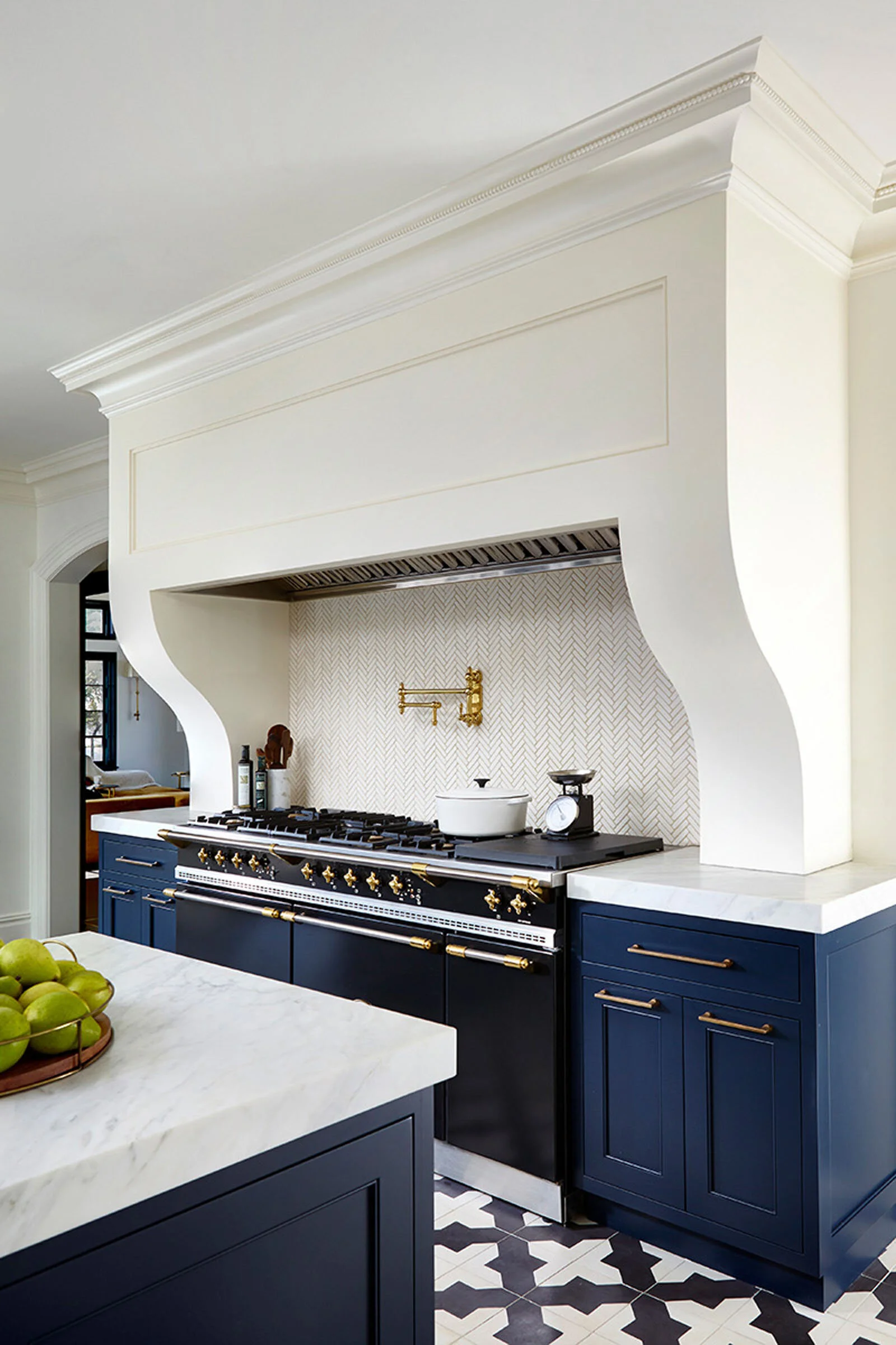Colonial home in Greenwich CT, kitchen farmhouse sink 3
