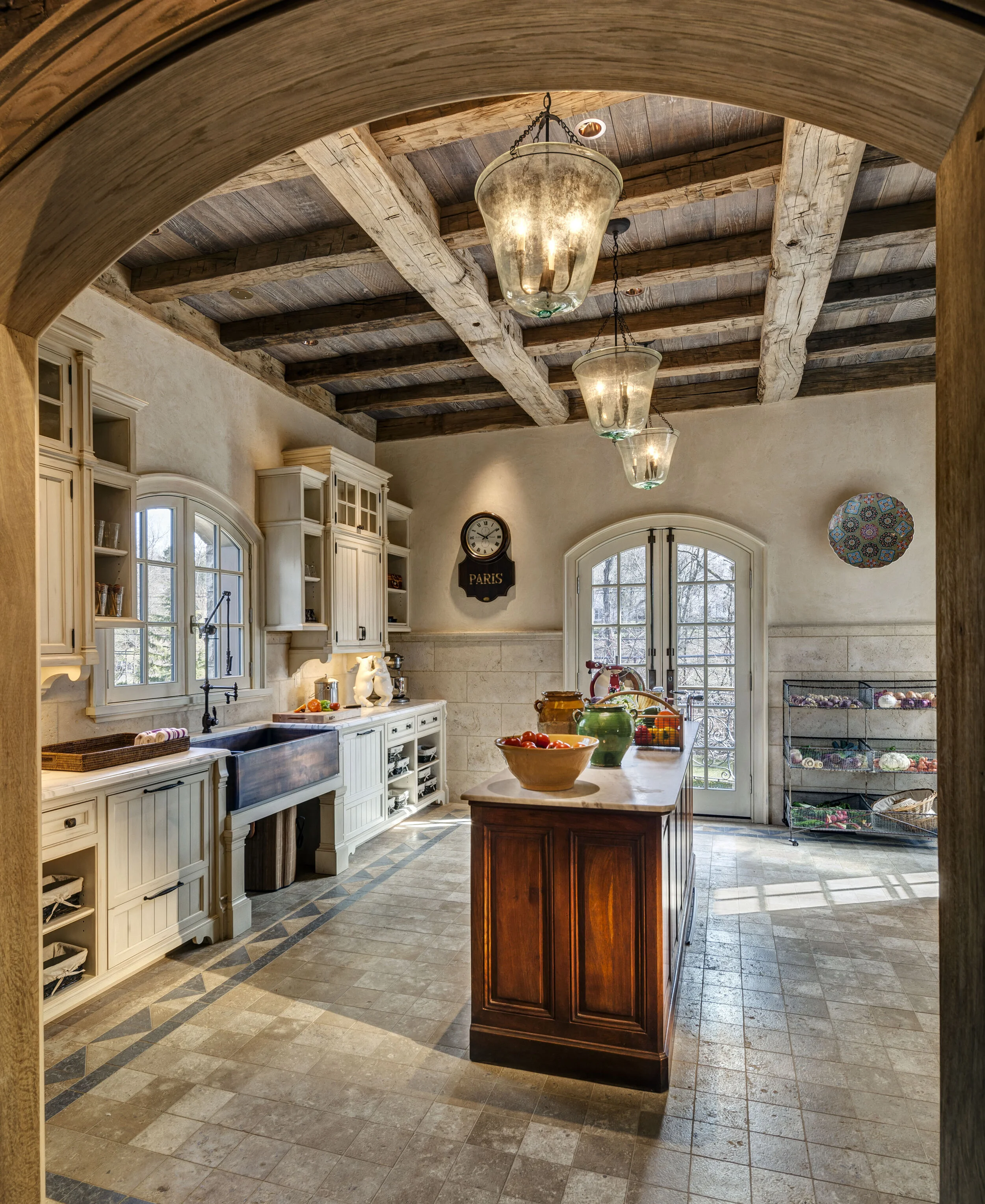 Georgian colonial home in Greenwich CT, kitchen with bay window