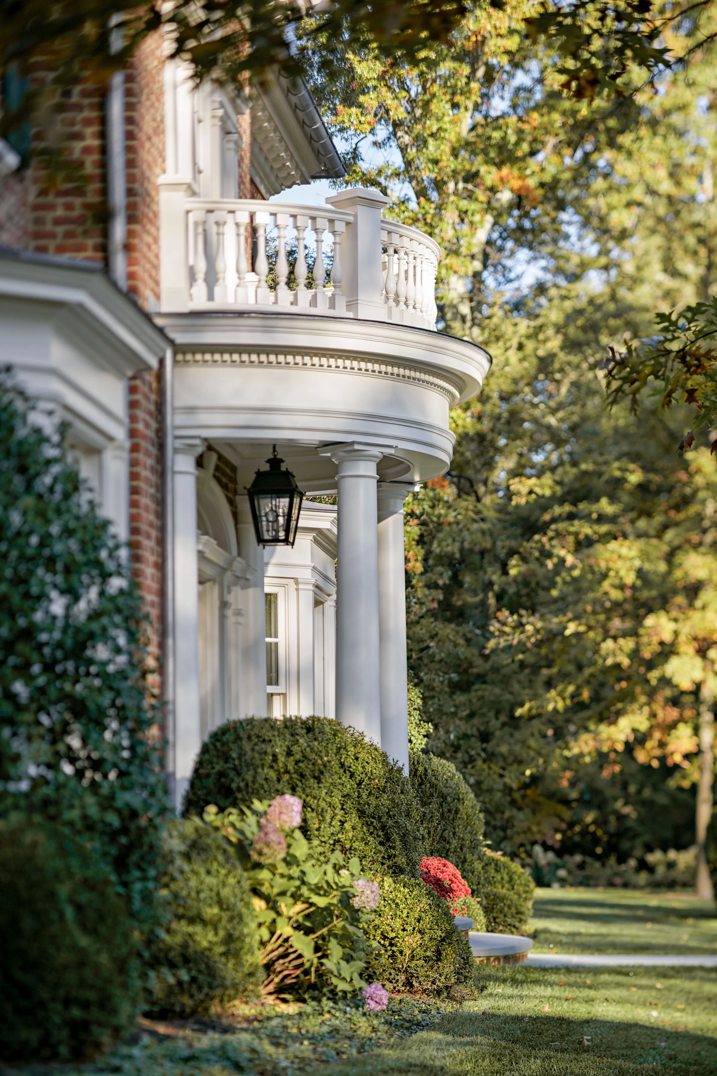 Colonial home in Greenwich CT, entry with palladian window