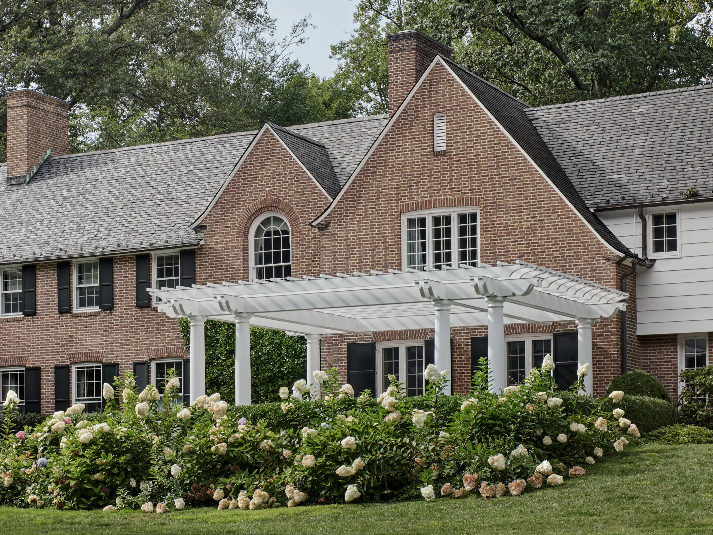 Colonial home in Greenwich CT, outdoor fieldstone wall