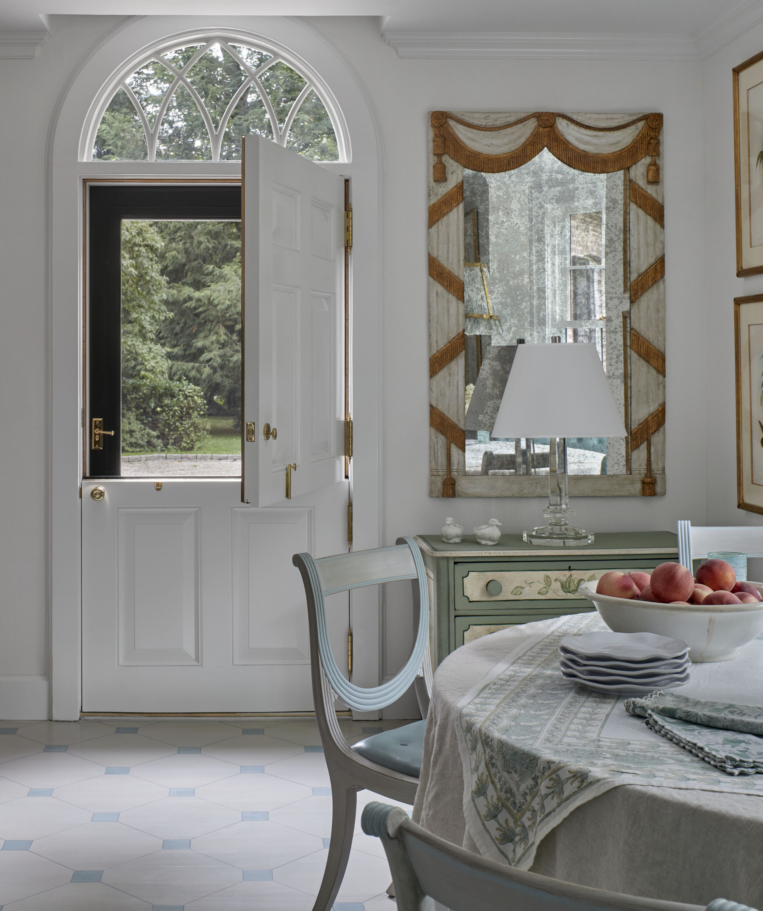 Georgian colonial home in Greenwich CT, dining room bay window