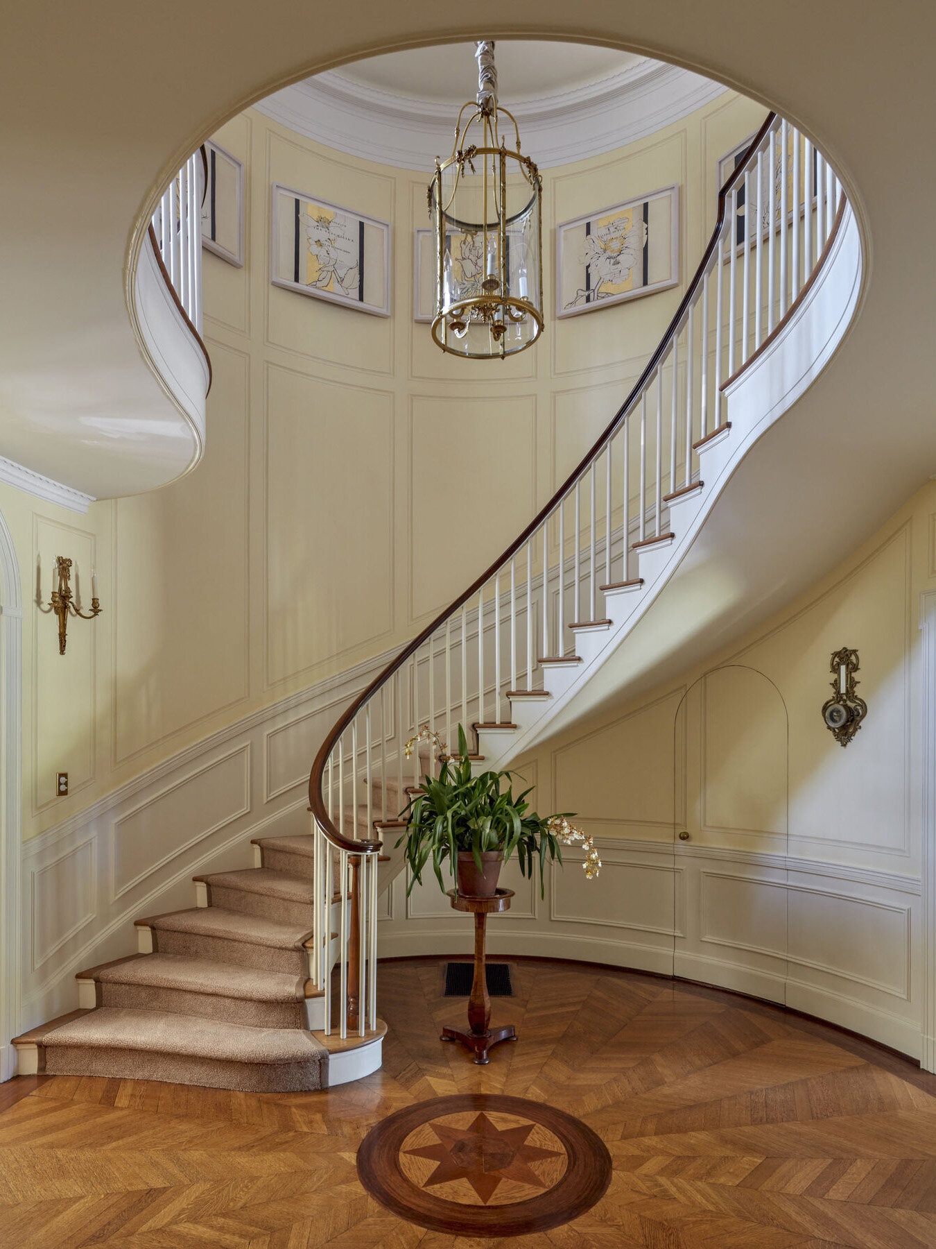 Charles Hilton Architects -American Georgian - Rounded Staircase.jpg