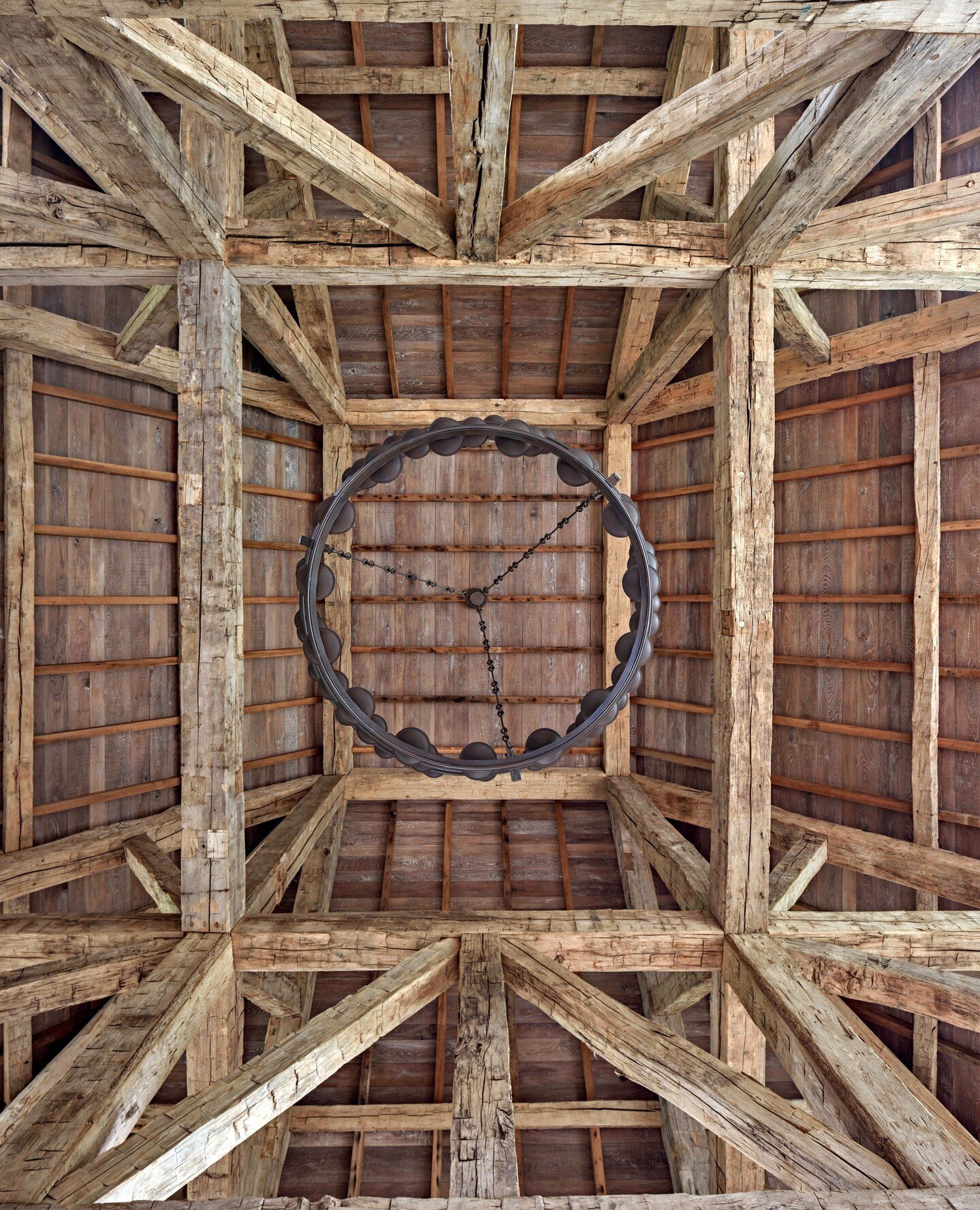 The ceiling and supporting trusses are constructed of hand-hewn antique timber beams, antique sawn rafters, and barn-board sheathing.  Each timber was hand-selected for its size and finish.⁠
⁠
Architect: @charleshiltonarchitects⁠
Interior Designer: @