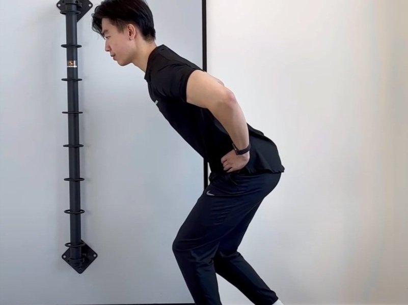 Increase your knee strength with a decline board