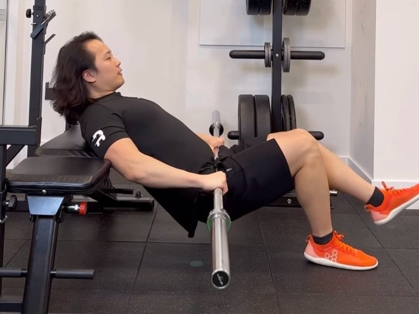 🚨 TRAINER TIP TUESDAY🚨 w/ Coach Paulo⁠ ⁠ ⁠ 💪 Dumbbell Hip Hugger Focus  on these key points:⁠ ⁠ ▫Slight hinge on hips⁠ ⁠ ▫Soft knees⁠ ⁠ ▫Upright  torso