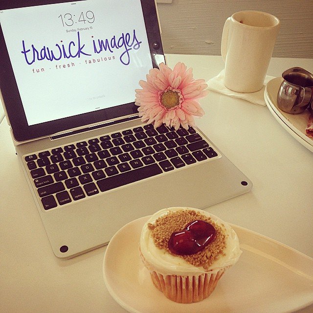 Meetings_are_always_better_with__sarasaracupcakes__client__photography.jpg