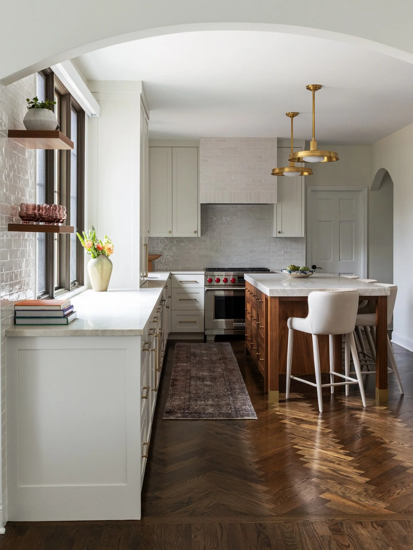 When the new kitchen feels like a warm hug&hellip;🤍

Introducing #stonecoldcasa 
➡️ swipe to see the before from the same perspective. An optimized layout, layered textures, and thoughtful details brought this space to life for this cute fam.

Desig