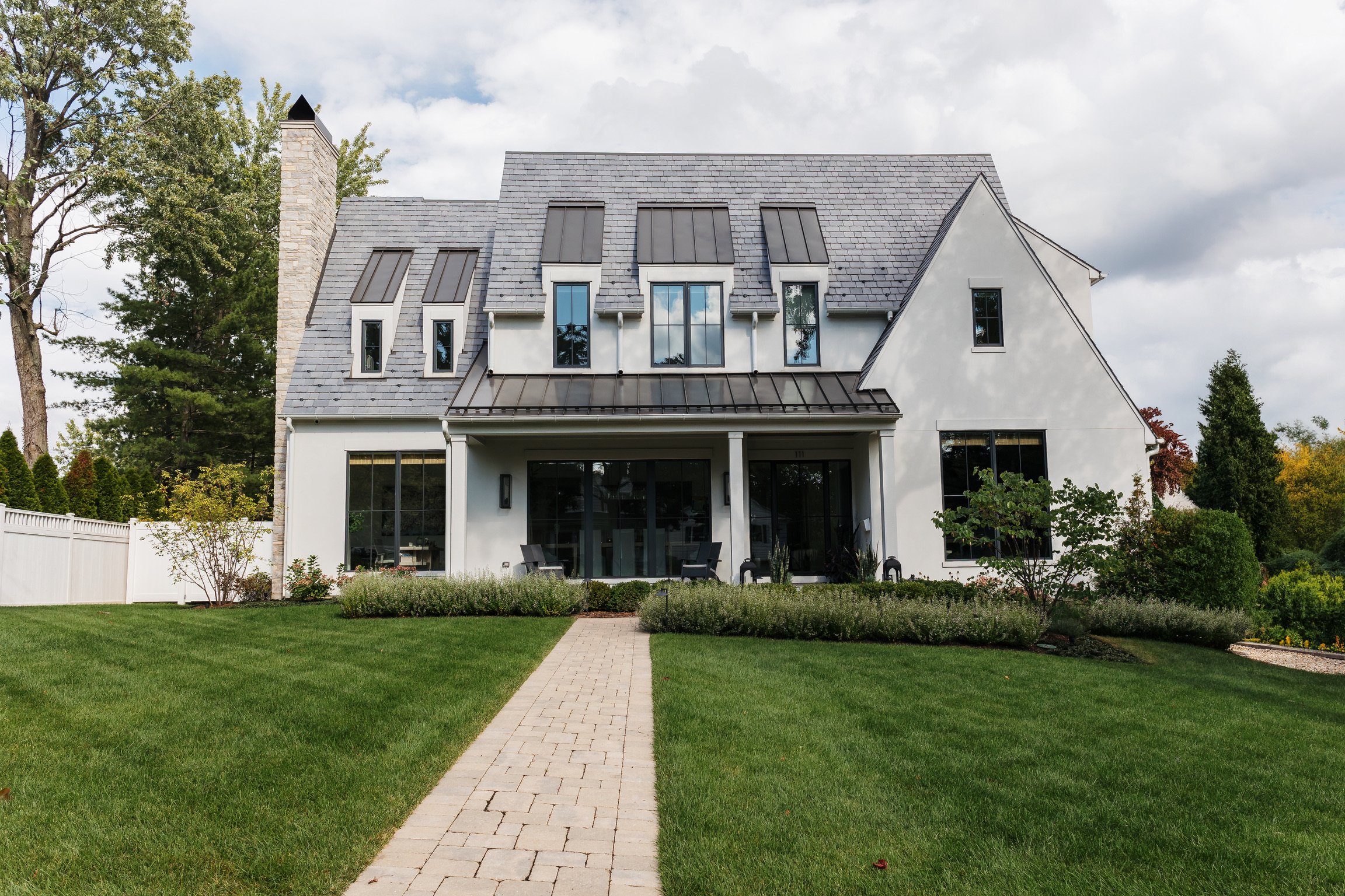 artesian-designs_exterior_stucco_slate_roof_fergon_greenside.jpg