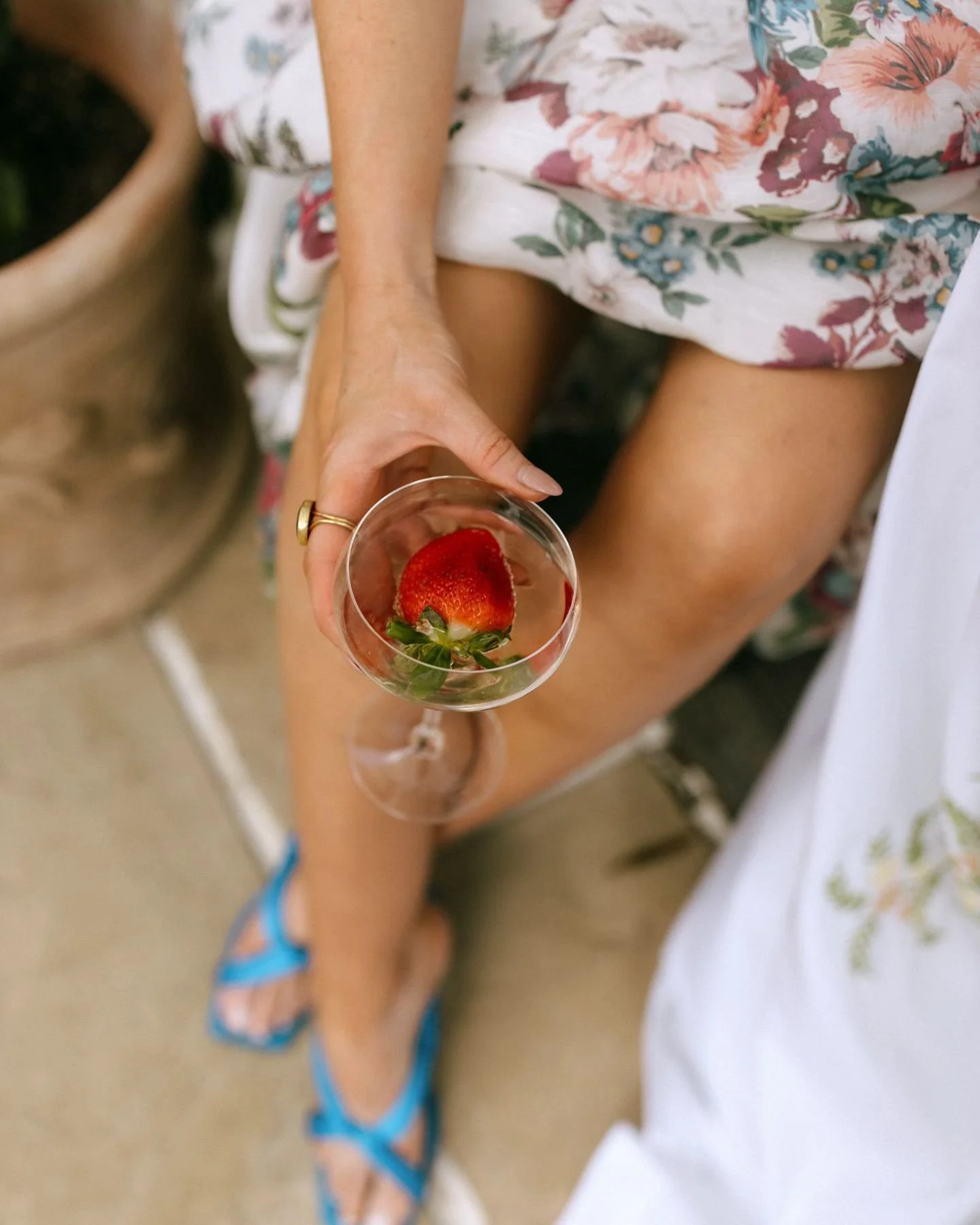 Just about can taste strawberry season with the @by.alice.official table wear table scape never looked better 🍓