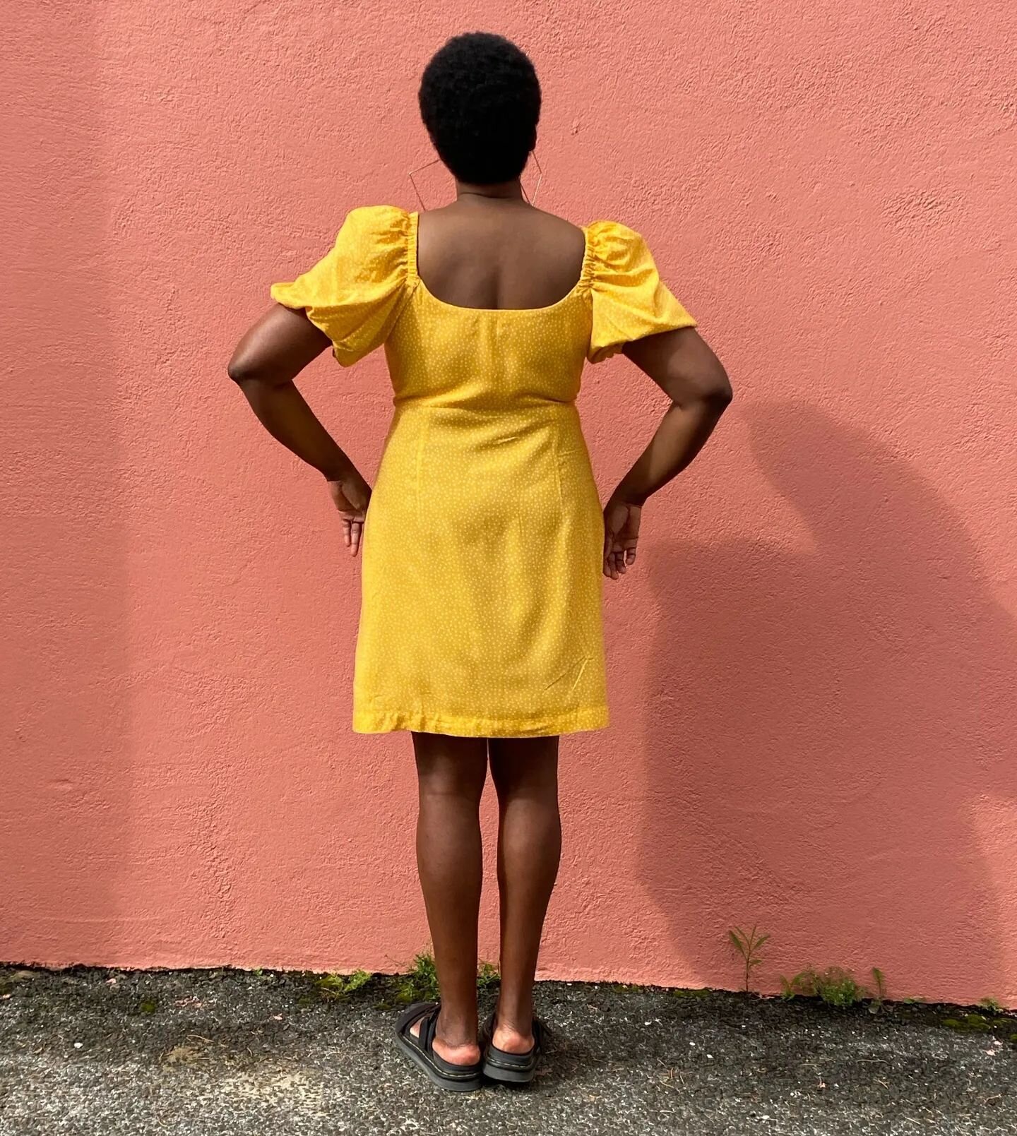 I'm finally back from my posting hiatus and the sewjo has also decided to resurface.🤗

One of the sewjo boosters was the fantastic @truebias #truebiaslora I used to make the perfect yellow summer dress of my dreams in an airy tiny dots cotton viscos