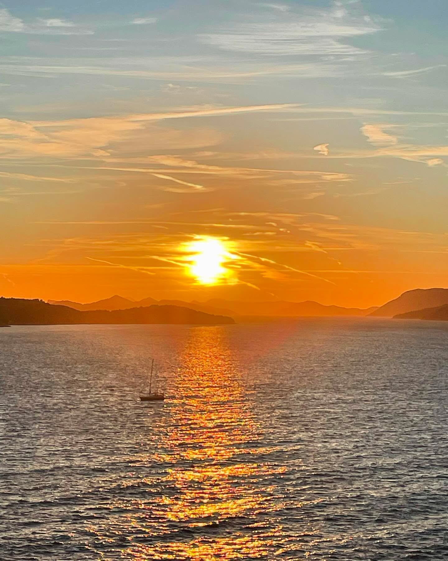 Remembering those beautiful Dubrovnik sunsets 🌞🚤 Missing the ocean breeze and unforgettable summer nights. 

.

.

.

#travel #traveler #traveling #travelphoto #travelphotography #travelblog #travelblogger #travelblogging #blog #blogger #blogging #