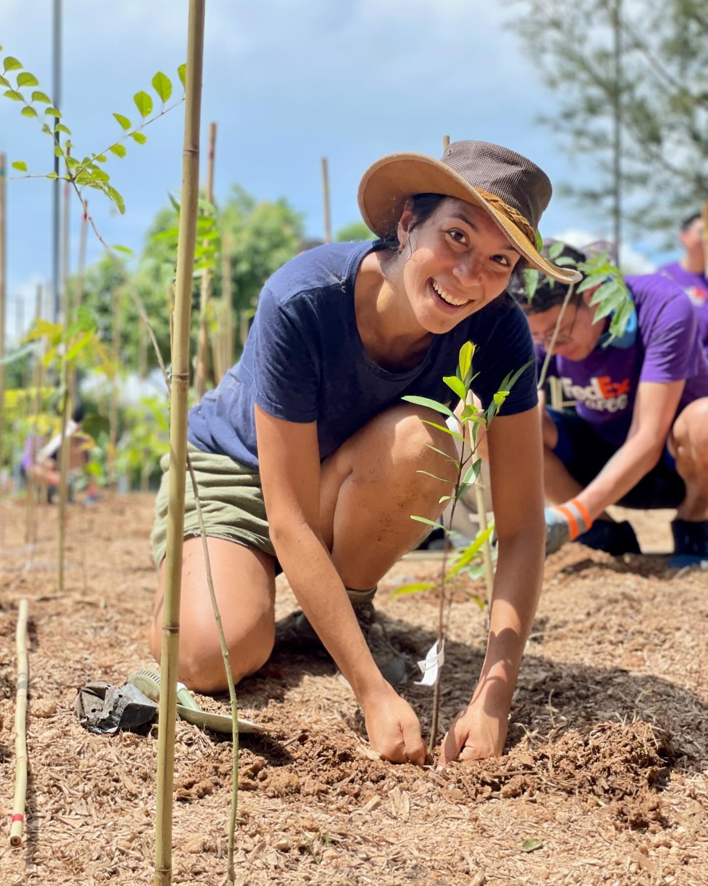 All 700 #trees in the #ground now! Go #miyawaki!
Big thanks to the #weeepark for hosting this site and support from @fedex @sugiproject @arbordayfoundation @albaiws 🥰🥰

More pics soon! 
#urbanforest #biodiversity #hk #nativespecies #reforestation