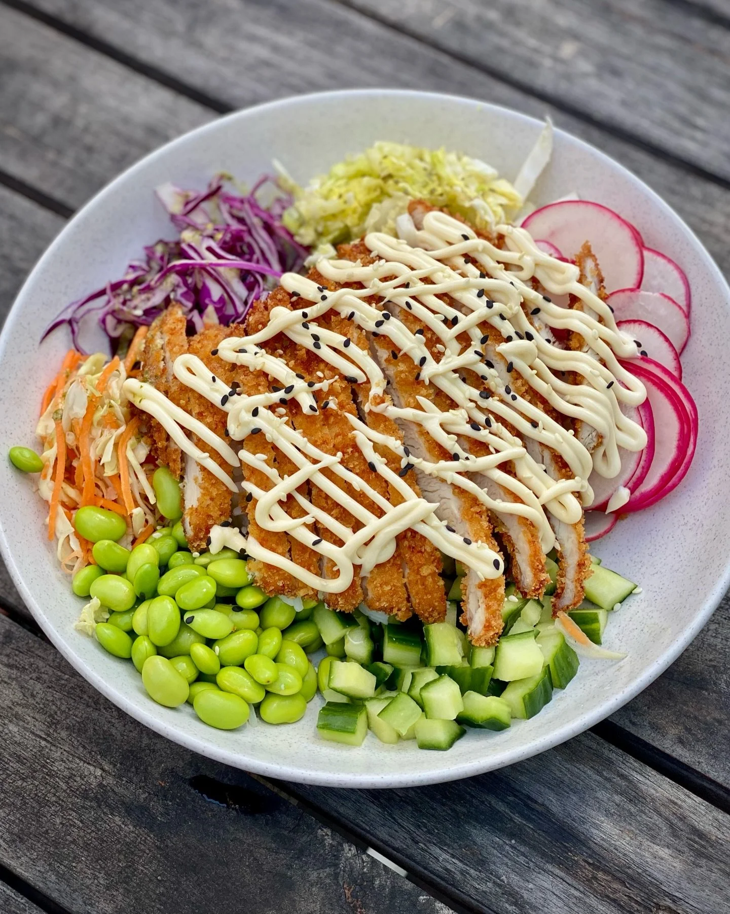 🫛 One of the most popular dishes on the menu - our Chicken Katsu Poke Bowl is brimming with crumbed chicken, pickled cabbage, wombok, radish, edamame &amp; sushi style rice. Gluten free, healthy &amp; scrumptious 🫜

#avocabeachhotel
#saltwaterbaran