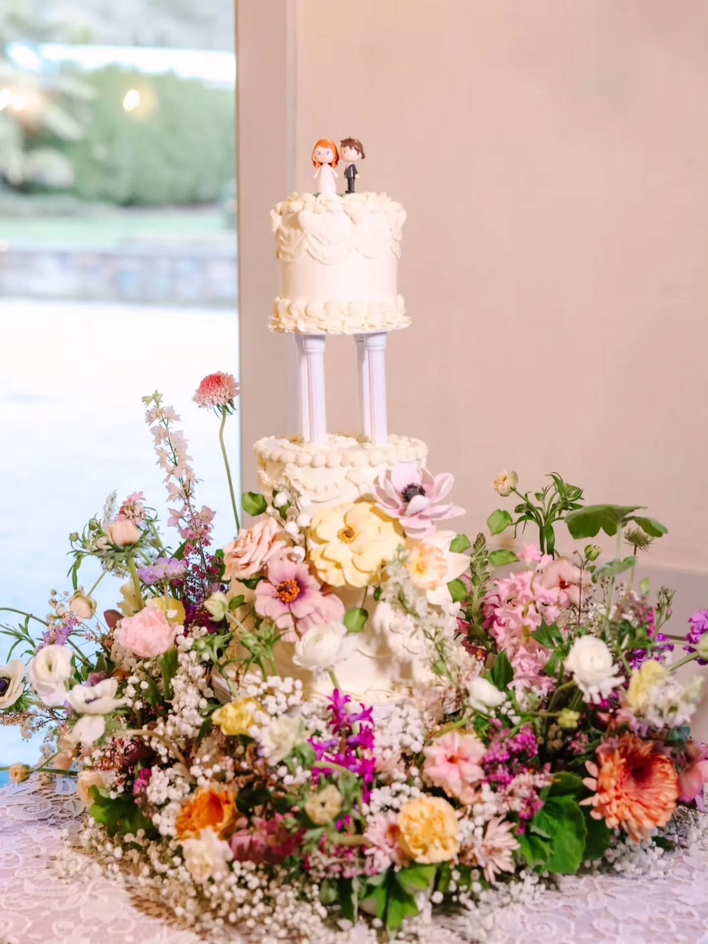Where do the sugar flowers transition to real flowers on this cake? 🪻
Or do they at all??

The process and logistics of making this work seamlessly needed collaboration from the florist and baker ahead of time  so the baker knew what flowers to make