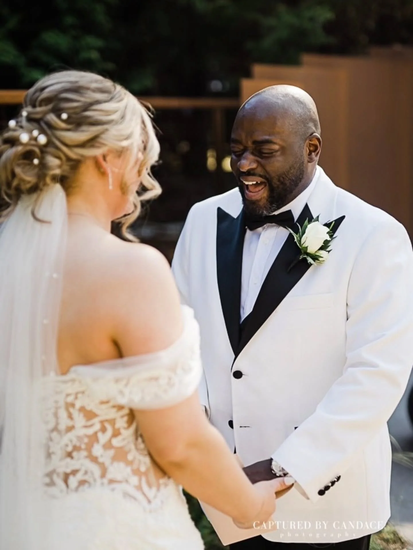 I love a good first look. 
It's such an intimate time for the couple to see each other dressed to the nines, ready to see their favorite people in one place. 

Reasons I love it when couples do a first look before the ceremony:

 ✨️ One on one time f