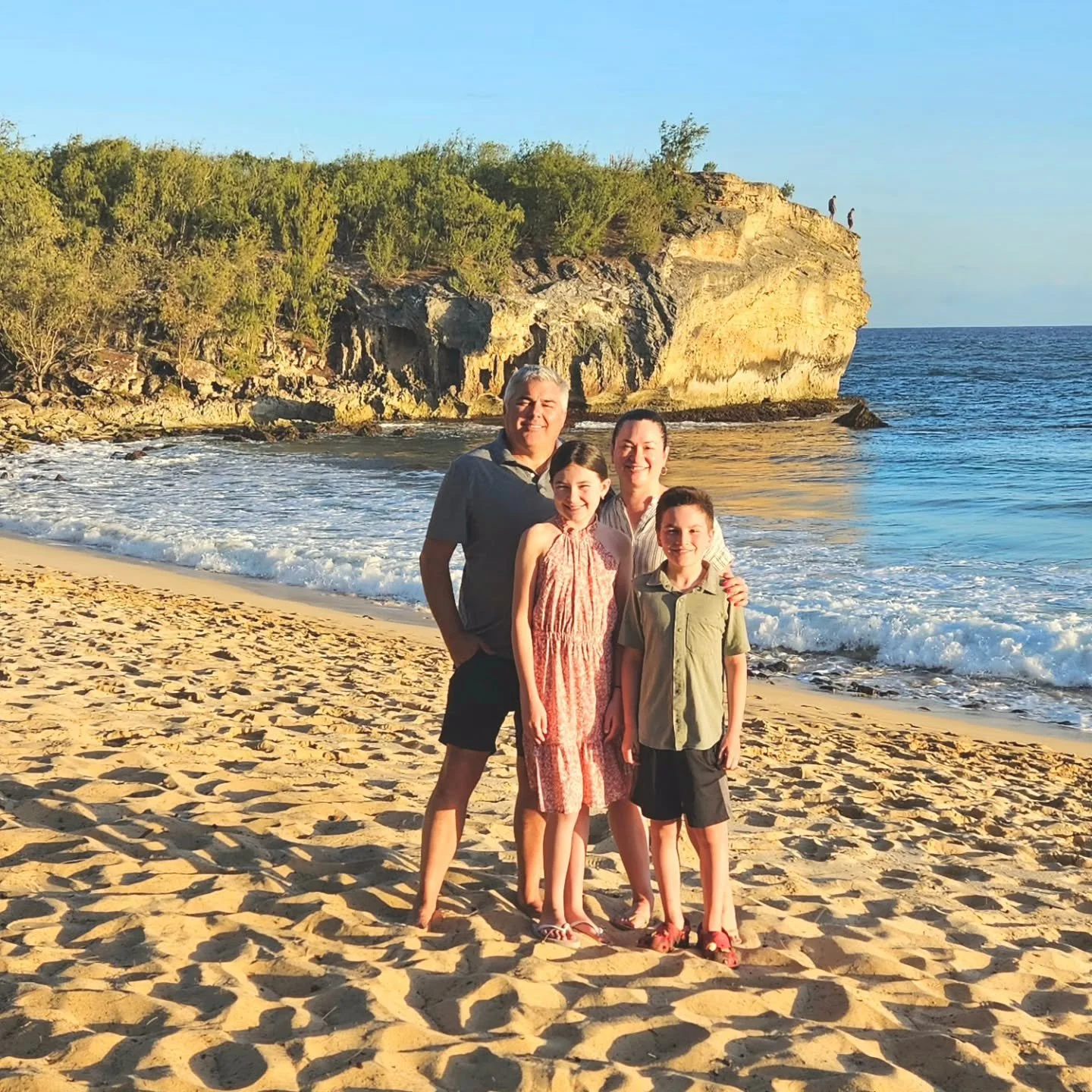 A very Merry Christmas and Happy Holidays from my family to yours. 
Wishing you lots of happiness, love and warmth during this season ⭐️
Cheers! 🥂
Shiloh