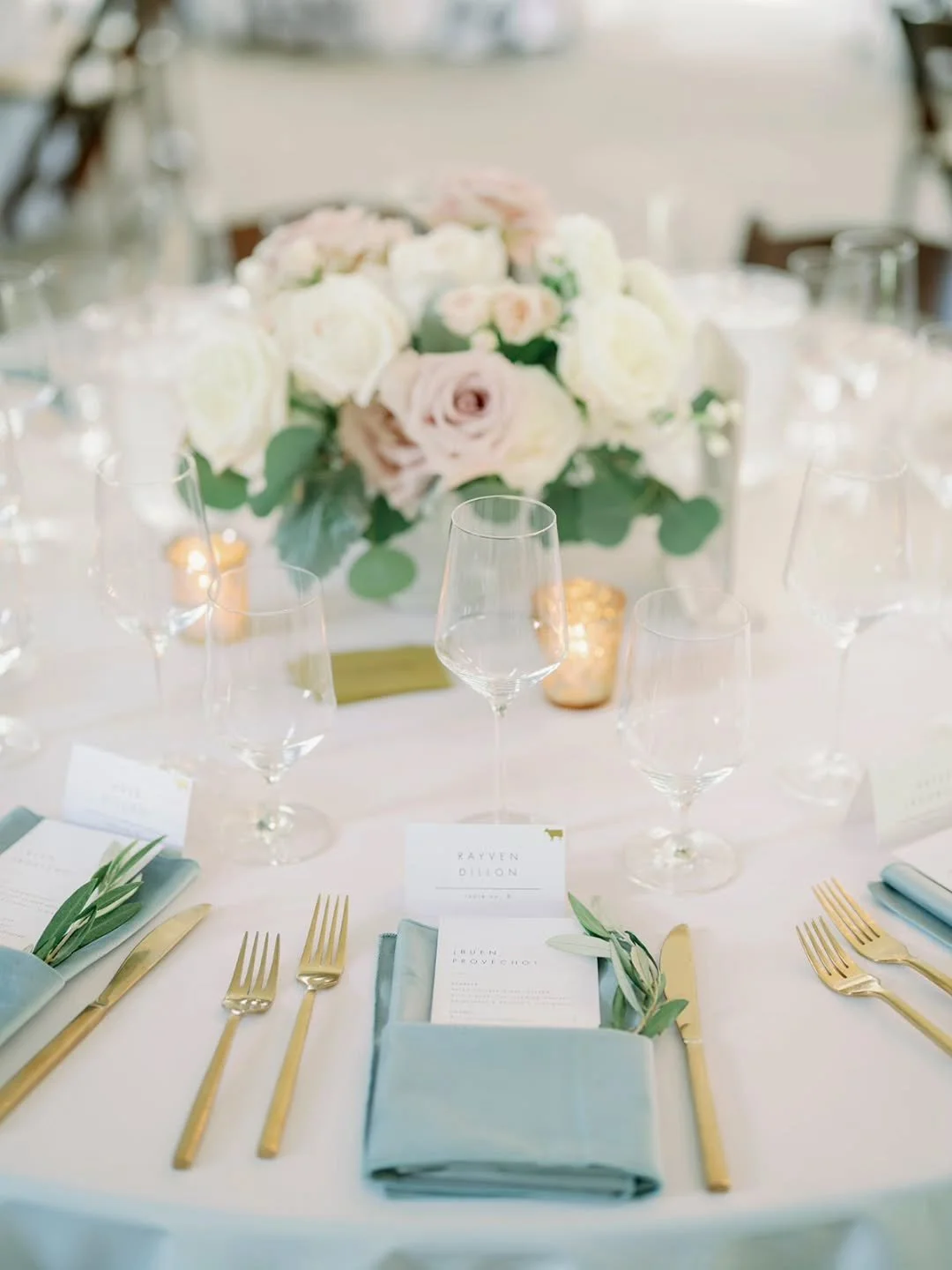 Dreaming of romantic summer weddings during these grey winter months. 

There's something about a sprig of greenery next to the menu tucked into a velvet napkin to make things feel so upscale and elegant. 

Venue:  @laurelcreekmanor
Photography: @cou