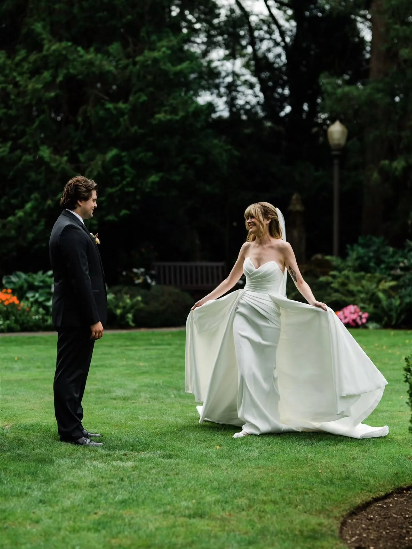When it's time to finally show off your dress 💃

Love this series of photos of Brynn showing off her fabulous dress to Robbie.

And cheers to the wedding dresses now that not only have pockets, but additional pieces for multiple looks! 👏

Venue: @l