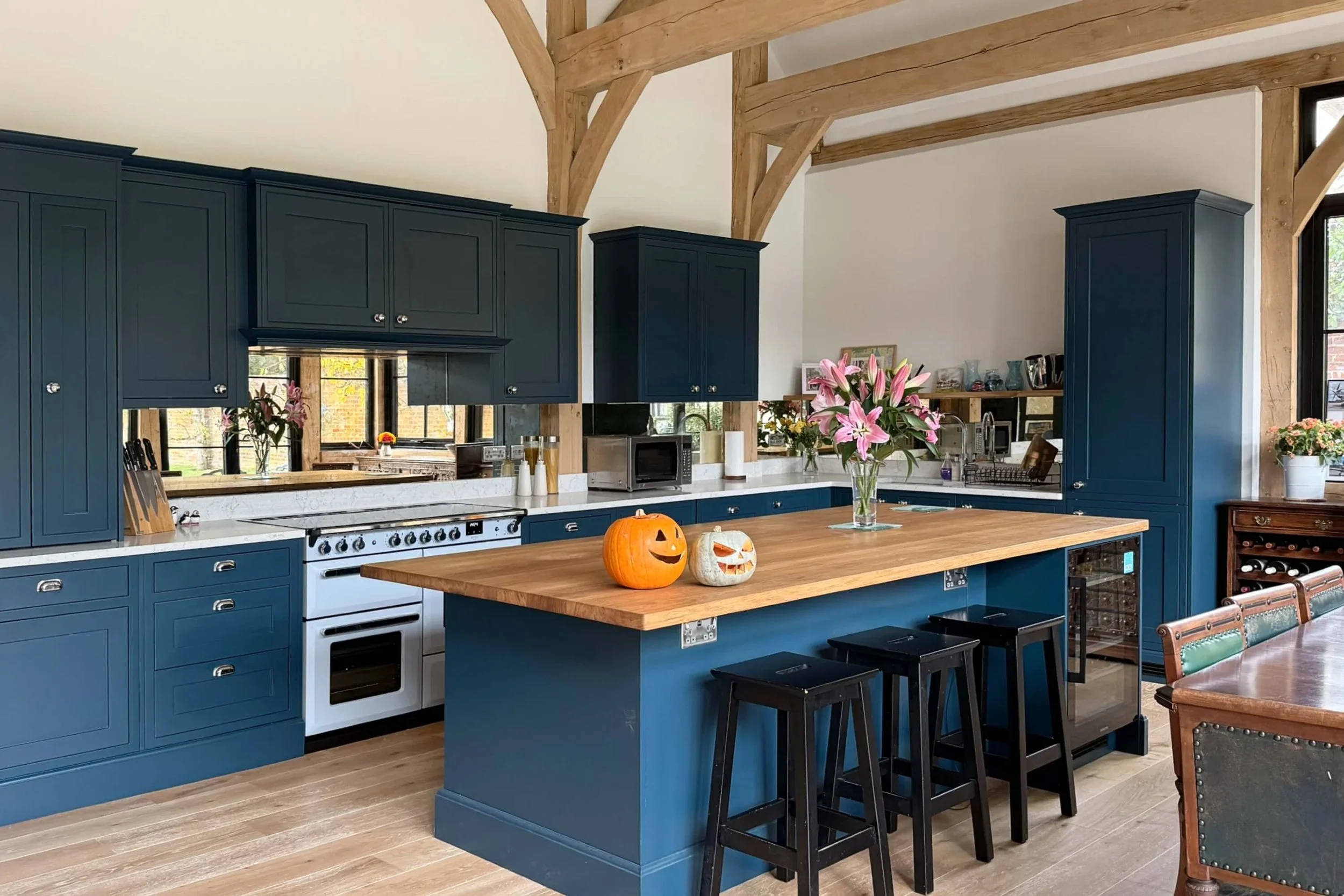 BLUE & OAK TRADITIONAL KITCHEN IN FINCHAMPSTEAD