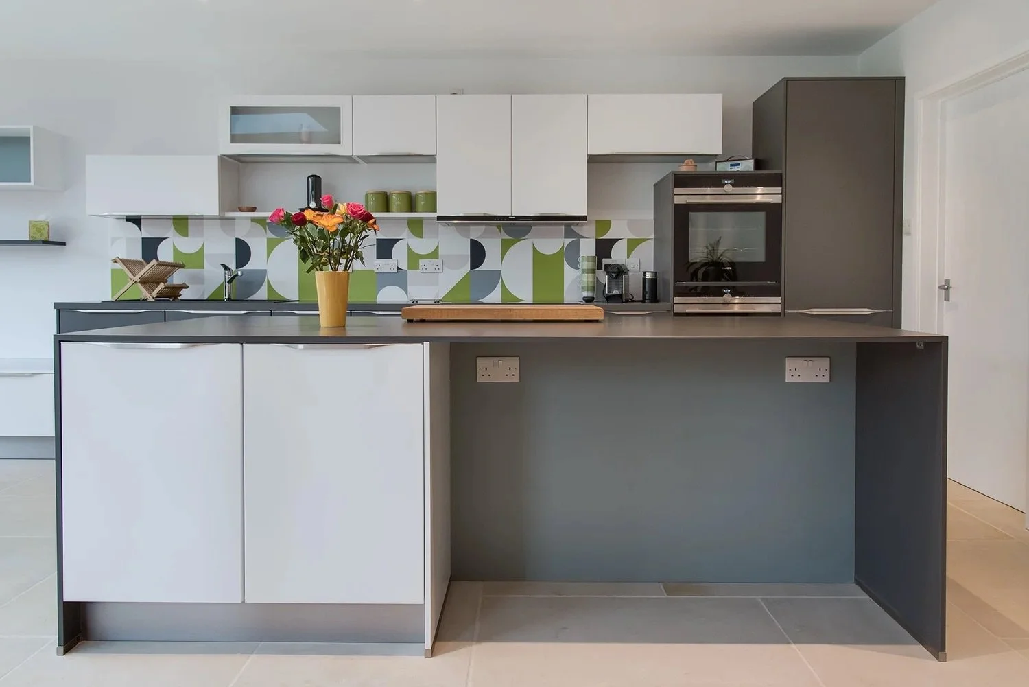 A REFRESHING RETRO WHITE & GREY KITCHEN ON ABBEY AVENUE