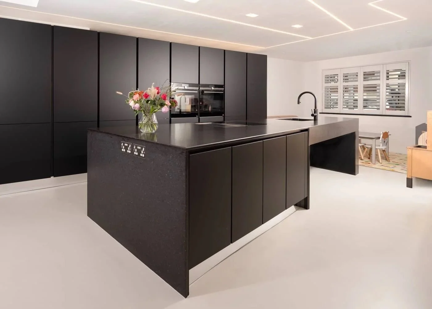 TRENDY HANDLELESS BLACK KITCHEN IN ST ALBANS