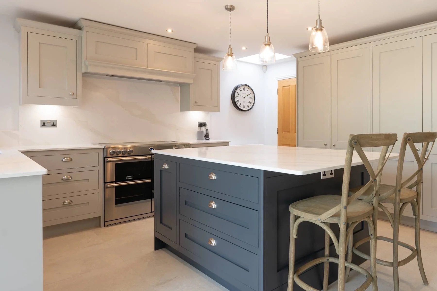 TRADITIONAL BLUE & GREY IN-FRAME KITCHEN IN ABBOTS LANGLEY