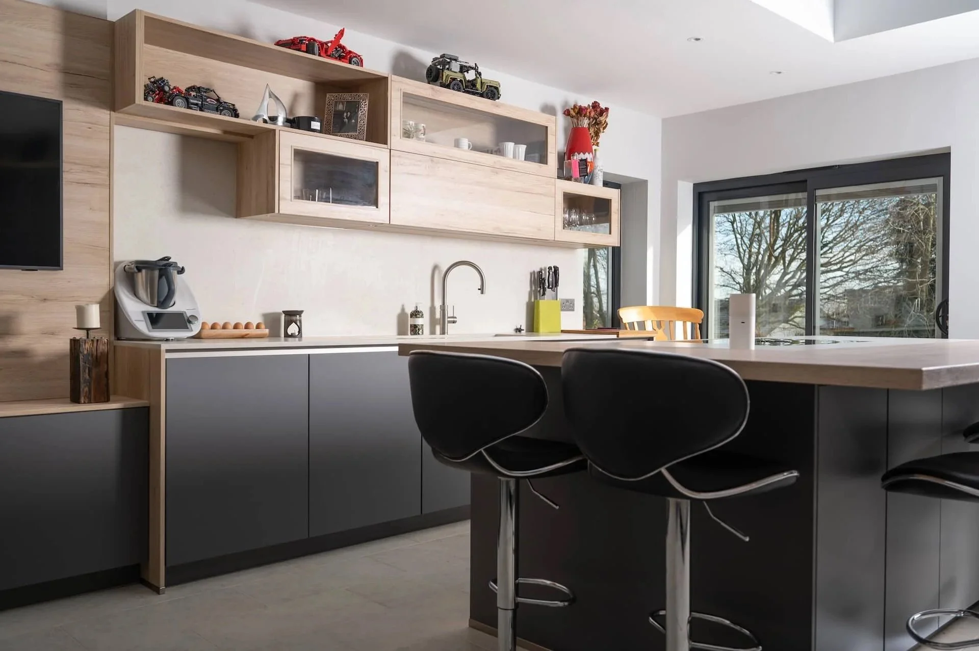 STYLISH SLATE GREY & WHITE KITCHEN IN ST ALBANS