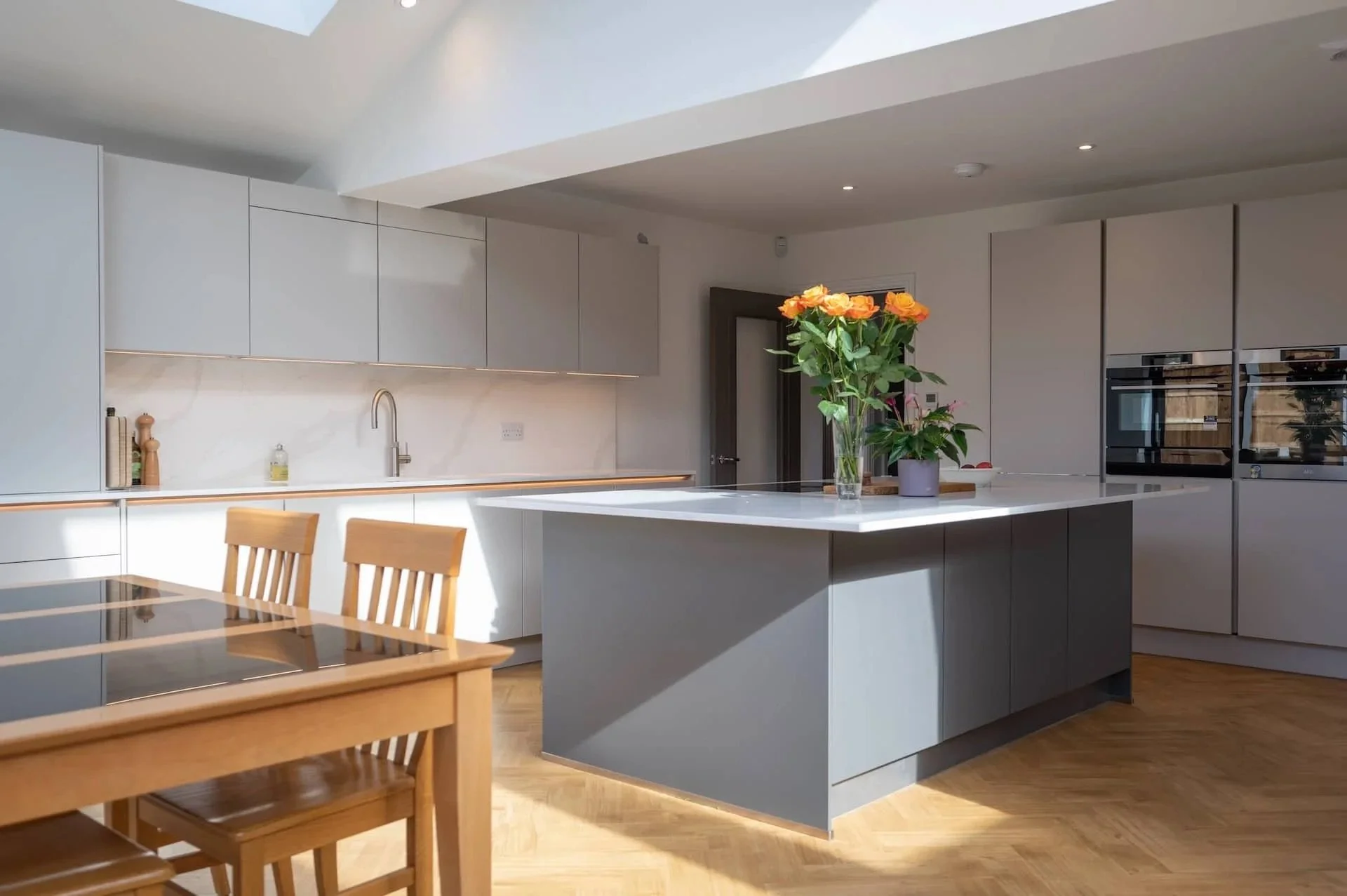 SPACIOUS MODERN GREY KITCHEN IN ST ALBANS