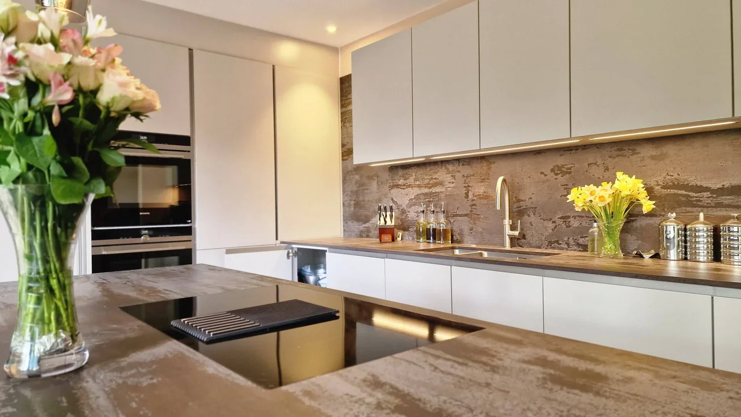 MINIMALIST KITCHEN IN BRICKET WOOD