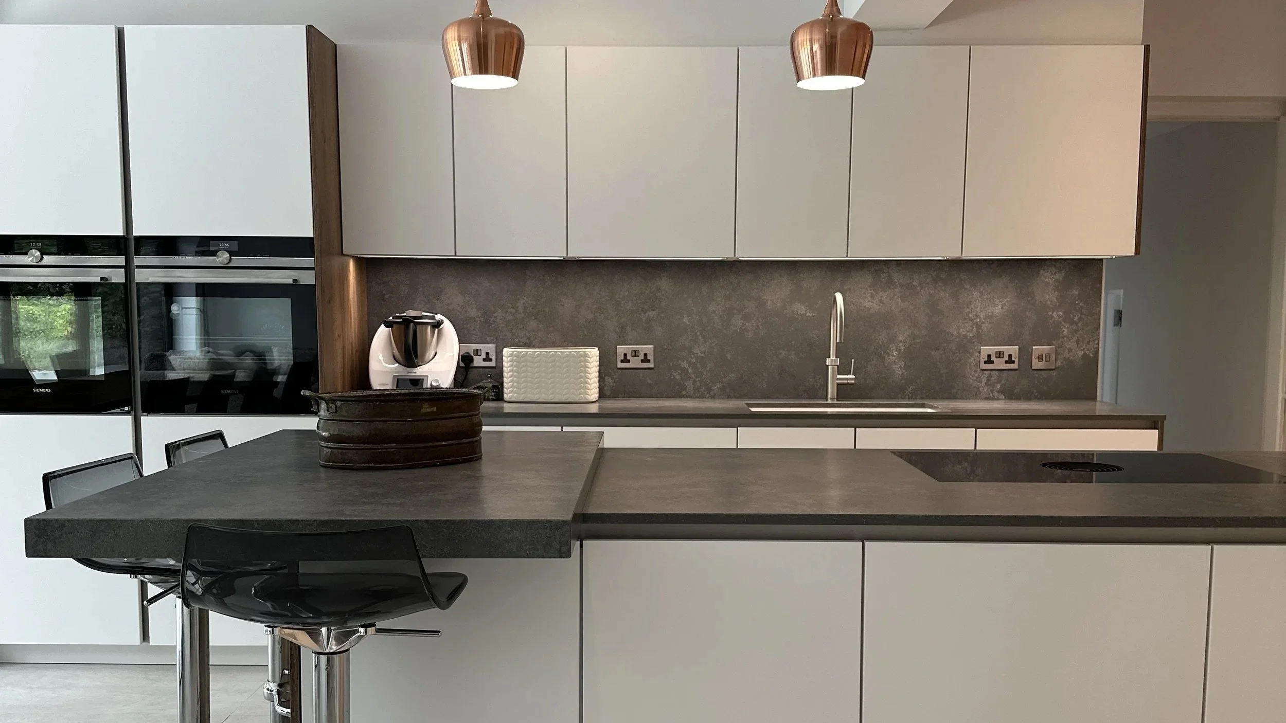 SCANDI-INFLUENCED WHITE KITCHEN IN CHORLEYWOOD