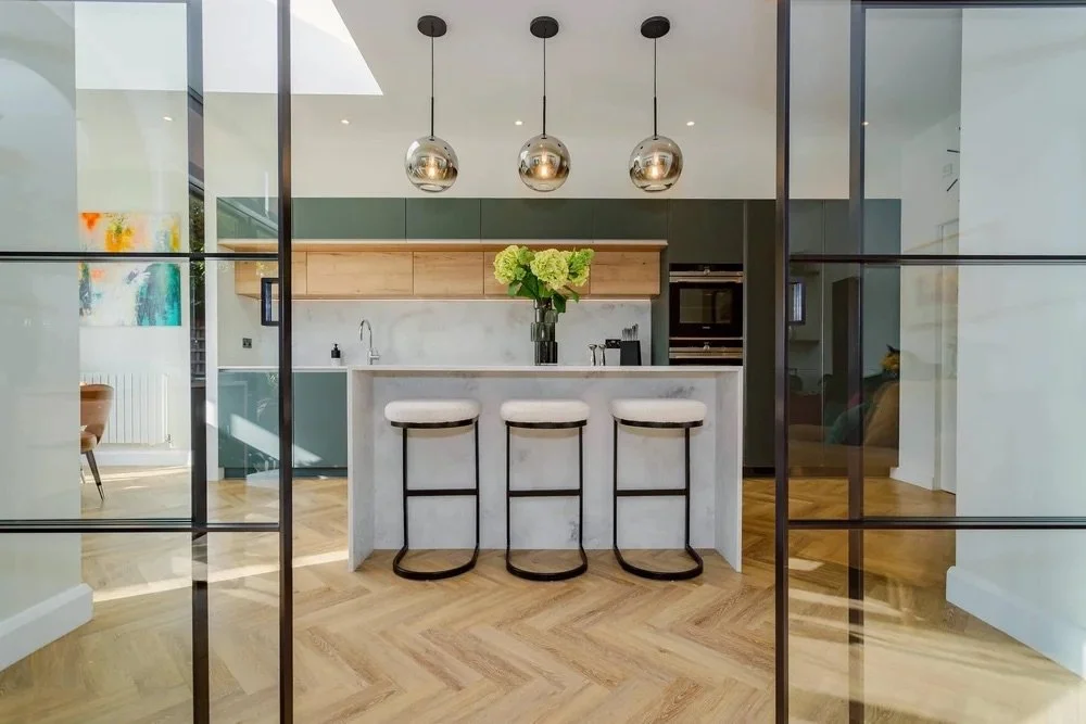 STYLISH KITCHEN & LIVING SPACE IN HARPENDEN