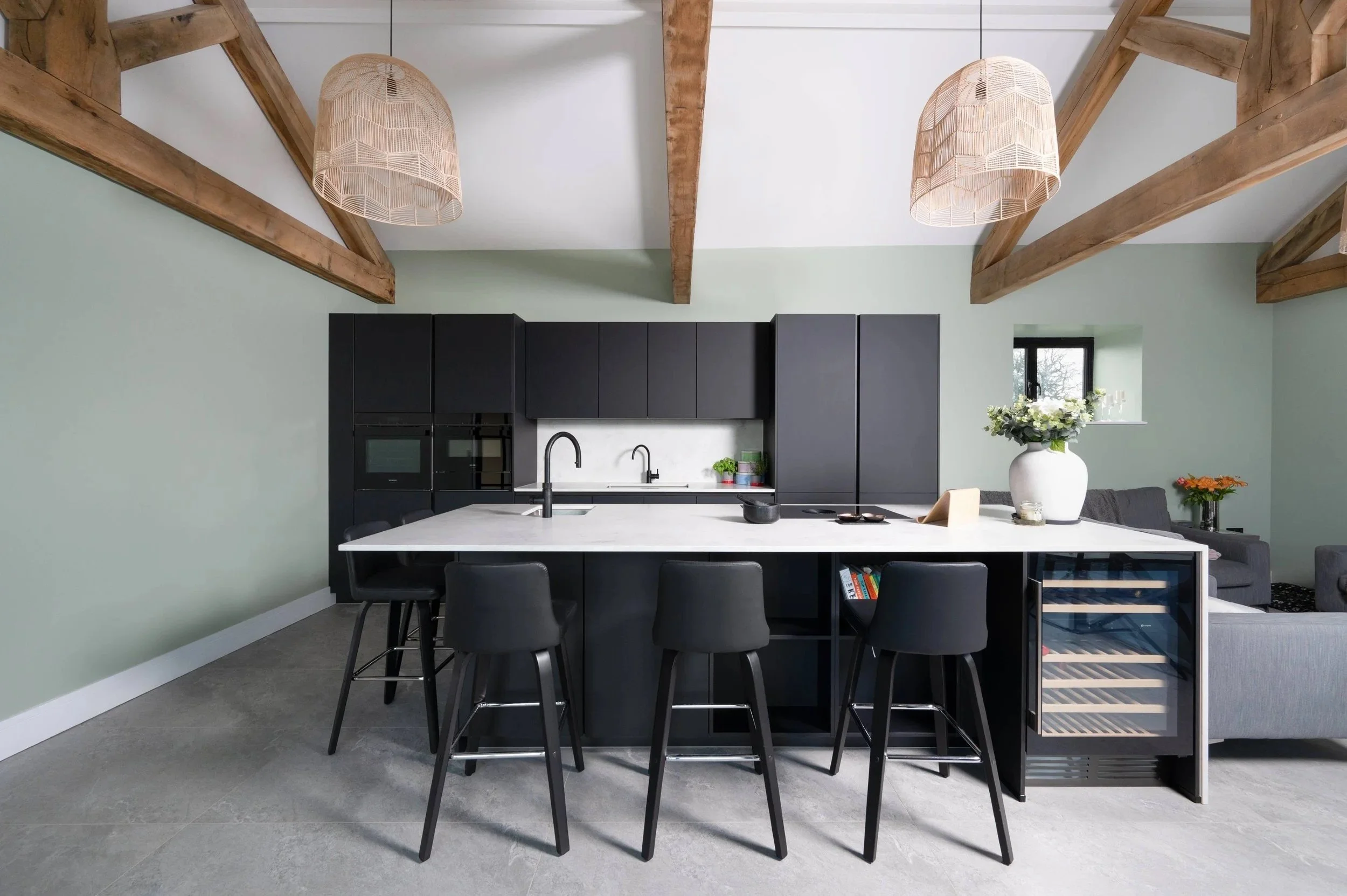 CONTEMPORARY BLACK KITCHEN IN OXFORD