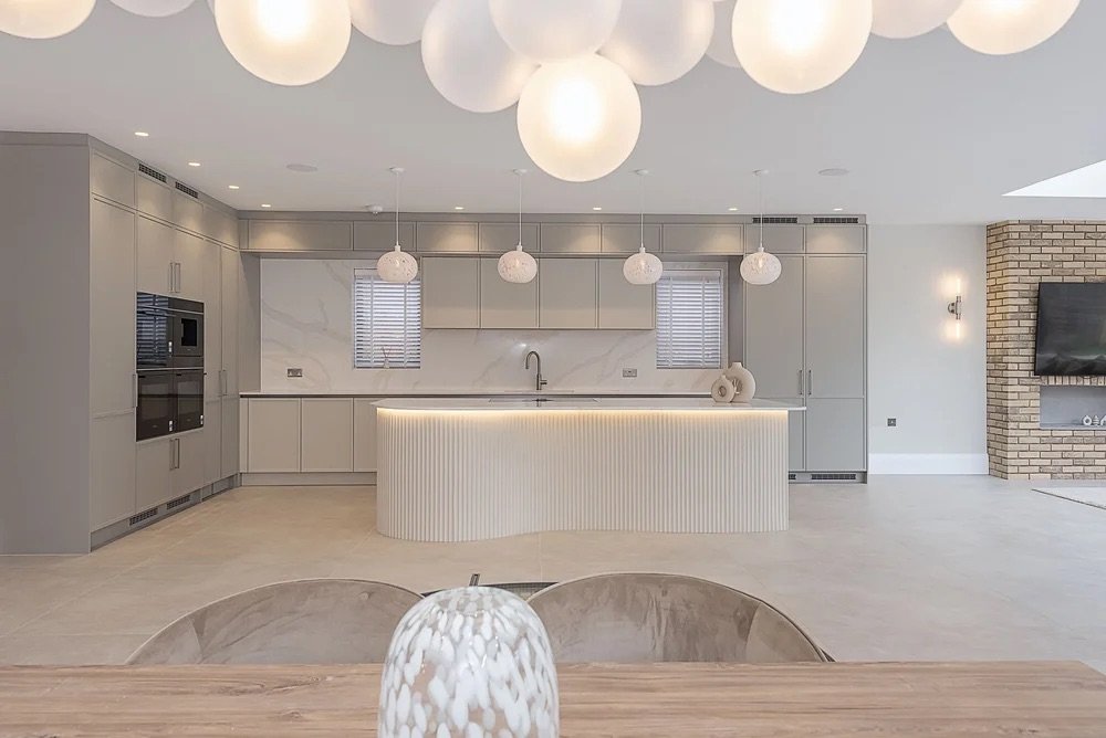 STUNNING CONTEMPORARY SHAKER-STYLE KITCHEN IN ST ALBANS