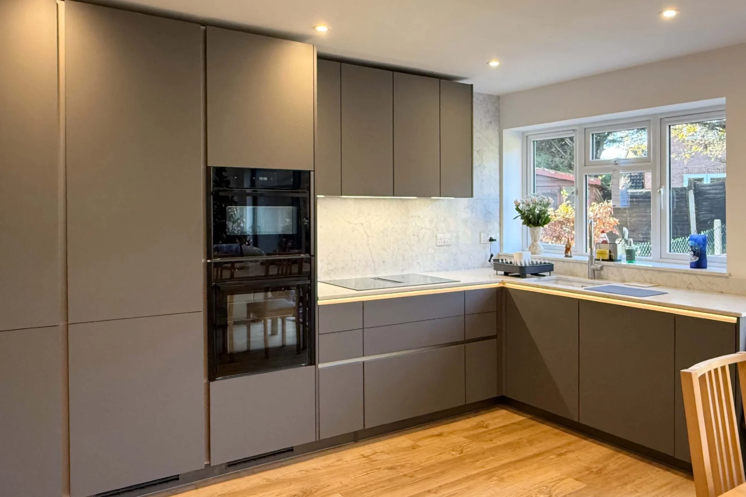 SLATE GREY HANDLELESS KITCHEN IN HARPENDEN