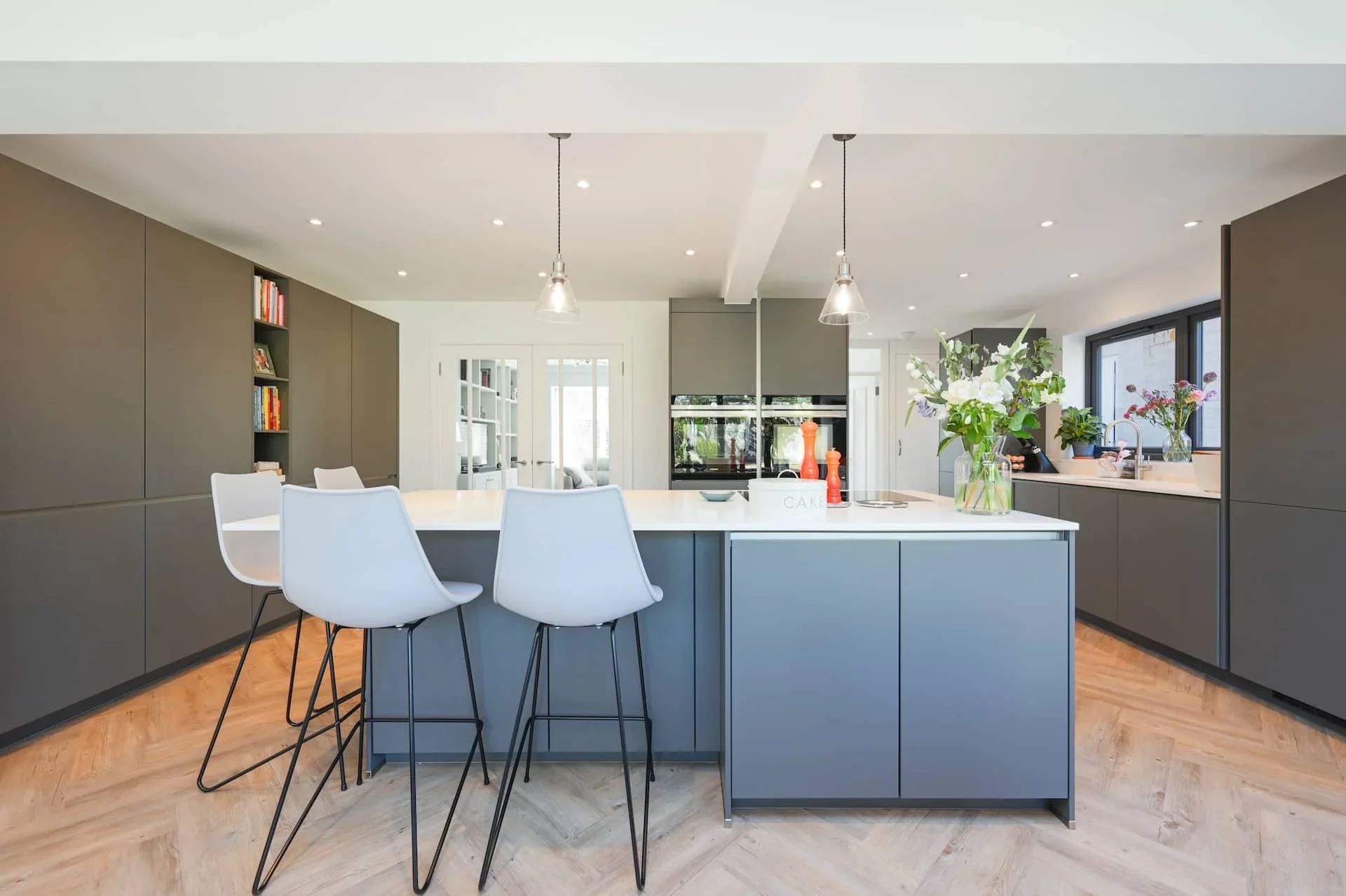 MODERN HANDLELESS GREY KITCHEN IN ST ALBANS